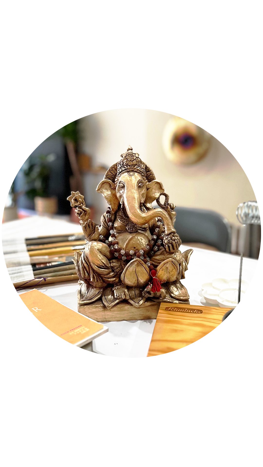 🪷De la symbolique du Lotus à l’éclosion de la créativité !
Quel magnifique voyage nous avons partagé samedi dernier ! Premier atelier « Voyage en Inde » était dédié au dessin et à la peinture, sur le thème puissant de la fleur de lotus.
Après une introduction visuelle pour nous inspirer, les pinceaux ont dansé, les couleurs ont vibré et chacun a pris le temps de laisser sa créativité s’épanouir sur le papier. Ce fut un moment de concentration profonde, de plaisir et de partage bienveillant.
Un immense merci à tous les artistes pour leur confiance et la beauté de leurs créations. C’est votre énergie qui a rendu cet atelier si magique ! 🙏
Et le voyage ne s’arrête pas là !
Après avoir exploré la poésie des formes, nous allons maintenant plonger dans la magie des mots.
✍️ PROCHAINE ESCALE : L’ATELIER D’ÉCRITURE
Notre prochain rendez-vous créatif vous invite à revisiter le mythe de Ganesh avec @aurore_autrice_voyageuse Nous explorerons comment créer avec les mots et l’imagination pour donner vie à votre propre version de la légende du dieu éléphant.
🗓️ Rendez-vous le Samedi 1er novembre à 10h30.
Que vous soyez un écrivain aguerri ou un simple curieux, cet atelier est une porte ouverte pour laisser votre plume voyager.
➡️ Réservez votre place dès maintenant sur le site www.soundyoga.fr
#AtelierCreatif #VoyageEnInde #Dessin #Peinture #FleurDeLotus #Creativite #AtelierEcriture #Ganesh #Mythologie #YogaCompiegne #Compiegne #CompiegneMaVille #BienEtre #écriture #ecriturecréative #ganapati #lotus
#soundyogacompiegne #compiegne #gamganapatayenamaha