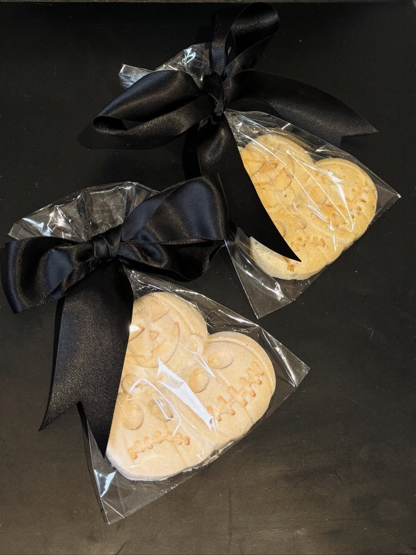 👻✨ Sweet little pumpkins for spooky season! Handmade with creamy white chocolate and 46% Belgium chocolate +fluffy marshmallow, wrapped with love (and a touch of Halloween magic). Perfect for gifting or treating yourself 🎃💀
Hashtags:
#HalloweenTreats #ChocolateLover #HandmadeChocolates #SpookySeason #GourmetChocolate #HalloweenSweets #ArtisanChocolate #TrickOrTreat #SmallBatchChocolate #LimitedEditionTreats #HalloweenGift #PumpkinChocolate