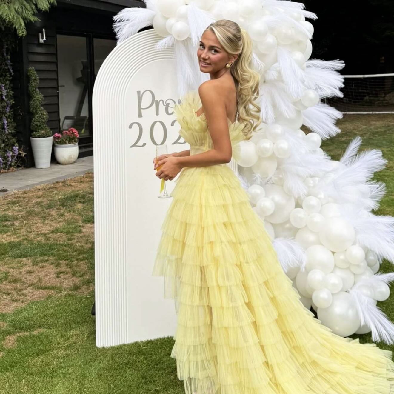 Absolute perfection ✨
Opting for the colour of the season - Yellow 🌻☀️
This custom dress has it all, crimped tiers, high low hemline, long train and feathers!
We think she wore it absolutely perfectly!
Could this be your prom dress?
So far we have helped HUNDREDS of prom 2026 girls find their dresses, are you next? 🥰
HALF TERM IS AROUND THE CORNER AND WE HAVE UNDER 10 APPOINTMENTS LEFT ALL WEEK! 🚨🔔