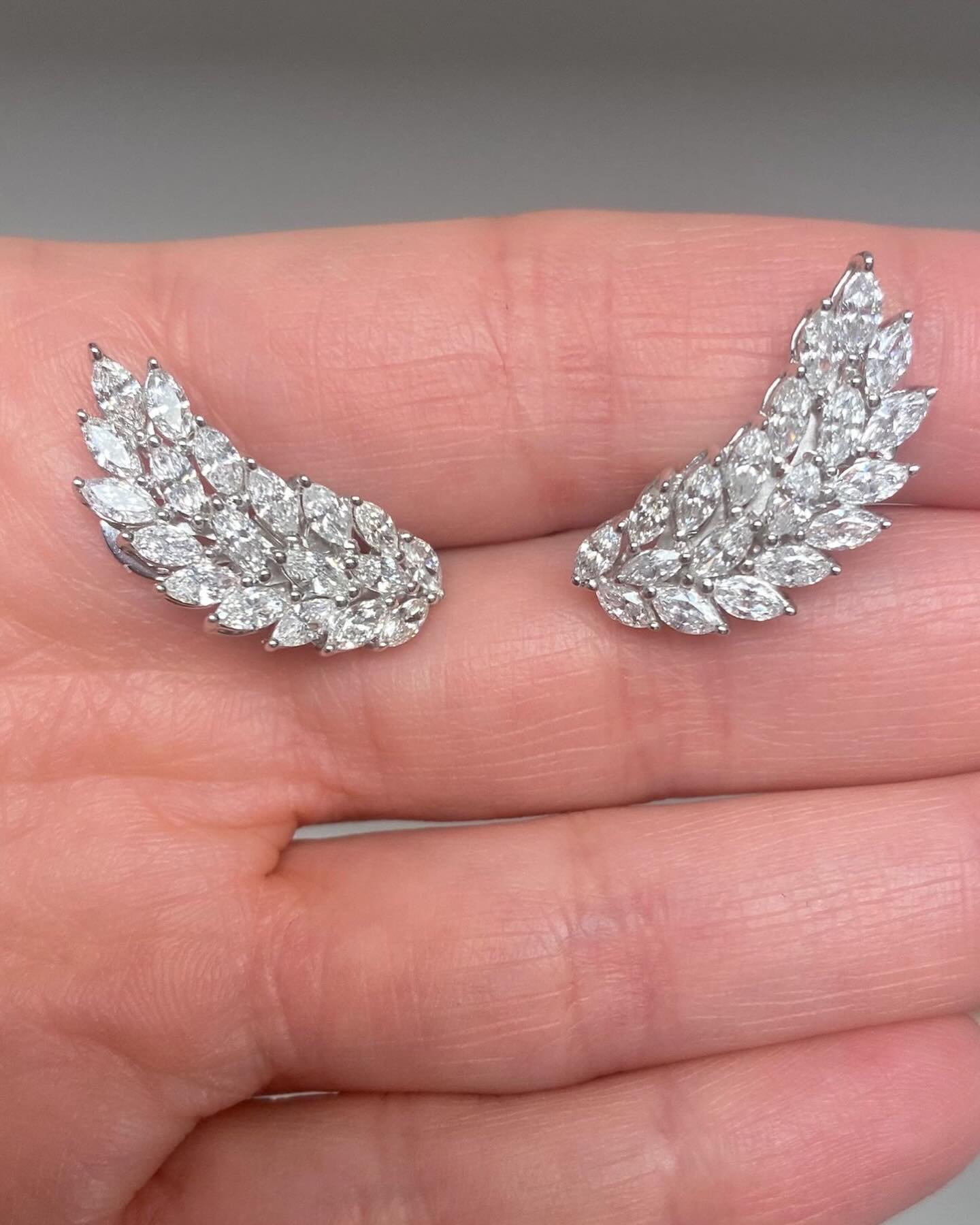 Diamond wings capturing the whole earlobe, just in time for the holiday season.
#diamondearring #18kgoldjewelry #naturaldiamonds #jewelrylovers #jewelryaddict #miamibeach #alperjewelry #finejewellery