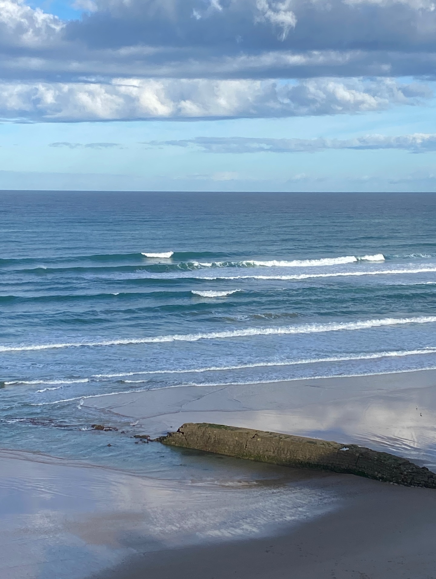 Belle journée d’ouverture des vacances de la Toussaint ! 🤙🙏🏄♂️🌊
Tête à tête avec Max, qui découvre la beauté et les vagues du littoral basque 🤙 @maxime_s3rre
#xirimirisurf #bidart #cotebasque #surf #surfcoaching #paysbasque #toussaint2025