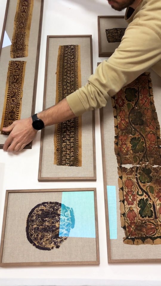 3/3 Fin de l'encadrement de type muséal des tissus coptes, mise sous verre et finitions poussées pour cette belle série d'objets précieux.
#cadresurmesure #encadrementdart #artframing #artisanatdart #schottencadrement #encadreur #encadreurartisan #encadrementgeneve #customframing #posterframing #frameyourart