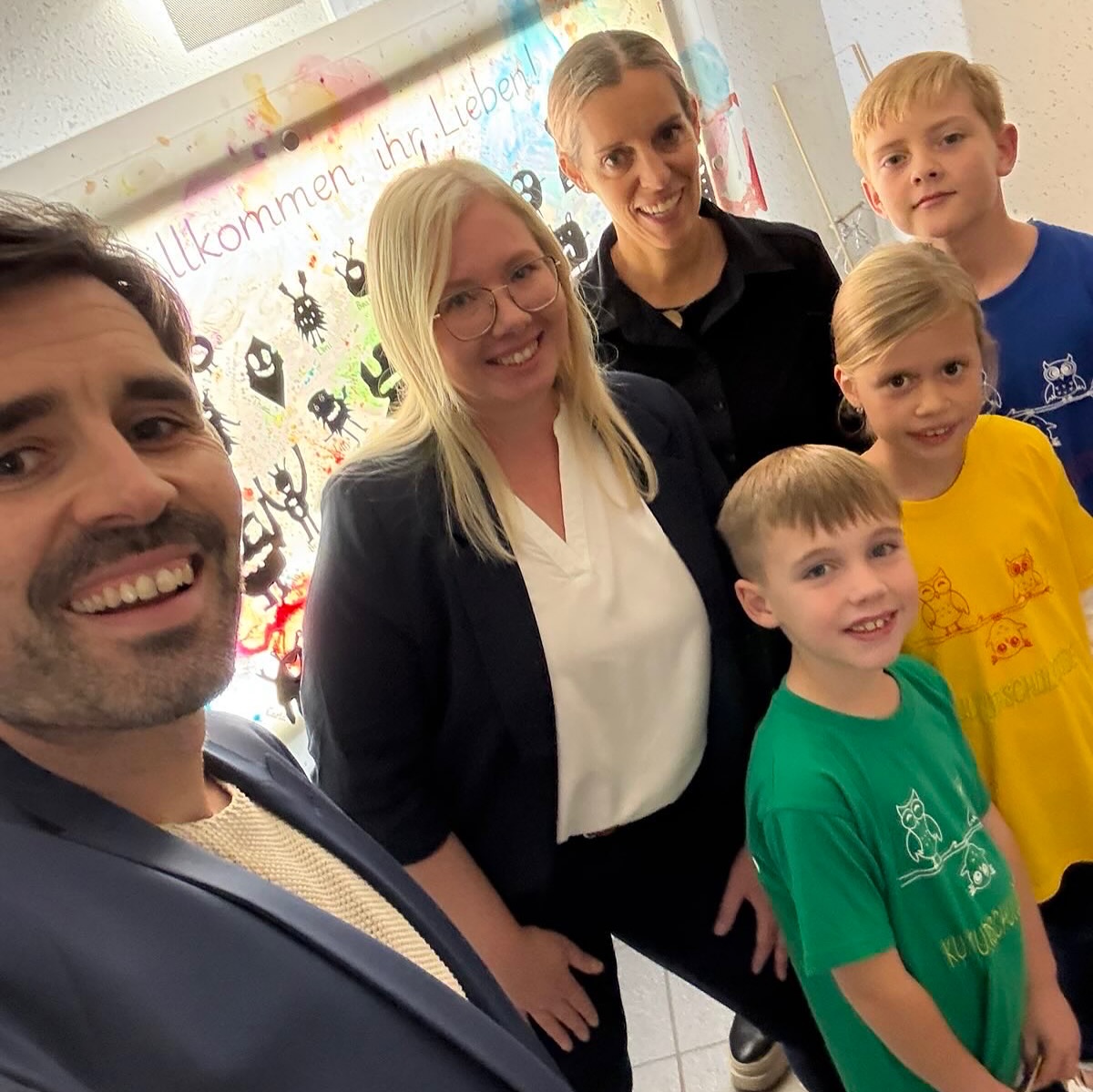 Schule der Zukunft - diese haben Nina Klinkel und mir heute Abend voller Stolz Leyla, Fabi und Carl mit ihrer Schulleiterin Frau Herzberg gezeigt. Die Kinder standen im Mittelpunkt, indem sie uns führten. In der Grundschule Ober-Olm gibt es eine „Bing“-Belohnung, wenn Schüler:innen auf ihrem Schulweg zu Fuß kommen. Dort werden Könnensbeweise geleistet. Im Eulennest gibt es eine Open-Stage Bühne, die die Kinder mit ihren Talenten bespielen. Eine Kulturschule in guter Atmosphäre, die Kinder stärkt, indem sie ihnen was zutraut und Anreize bietet, die ihre intrinsische Motivation unterstützt, aus ihren Potenzialen Kompetenzen zu machen. Danke für diese Arbeit, die alle heute sogar in den Ferien am Abend zusammenbrachte.
#schule #schulederzukunft #bildung #kinder #starkekinder #rlp #trier #sventeuber