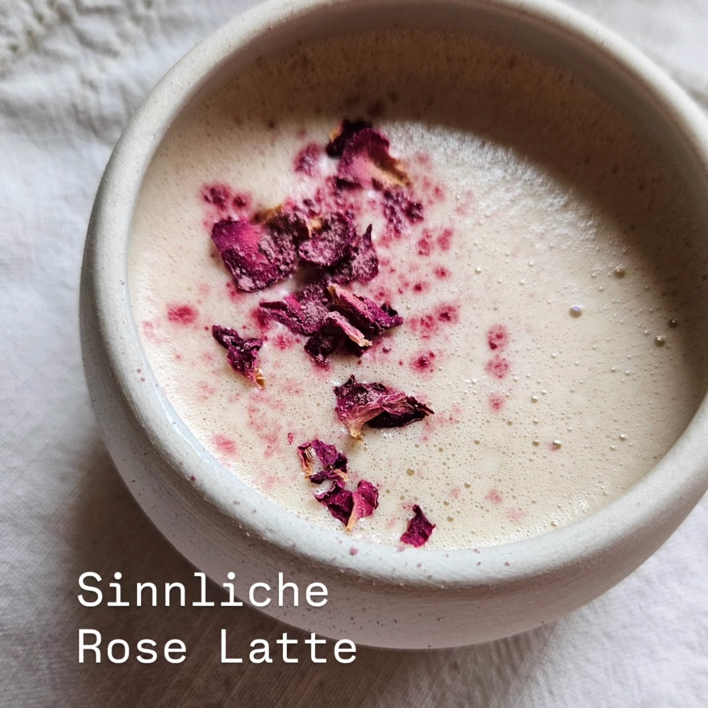 Seelenbalsam und Herzensmedizin ♡
Eine Rose Latte streichelt von innen und nährt die weibliche Energie. Schenkt Geborgenheit und hebt die Stinmung.
Besänftigt Vata und Pitta, schenkt Erdung.
Ein Gedicht für den Körper ❤️
Ausgleichend und kraftgebend fürWochenbett, Menopause, Energietiefs oder einfach nur zum Verwöhnen
Für 1 kleine Tasse
150 ml erwärmte Bio Milch deiner Wahl
1 TL Hagebuttenpulver
1/2 TL Rosenblütenpulver
3 Safranfäden
1 Dattel
Optional 1 TL Ghee
Alle Zutaten pürieren und warm genießen
Alles Liebe deine Tina
#wochenbett #menopause
#postpartum
#Wochenbettdoula #ayurvedafürfrauen