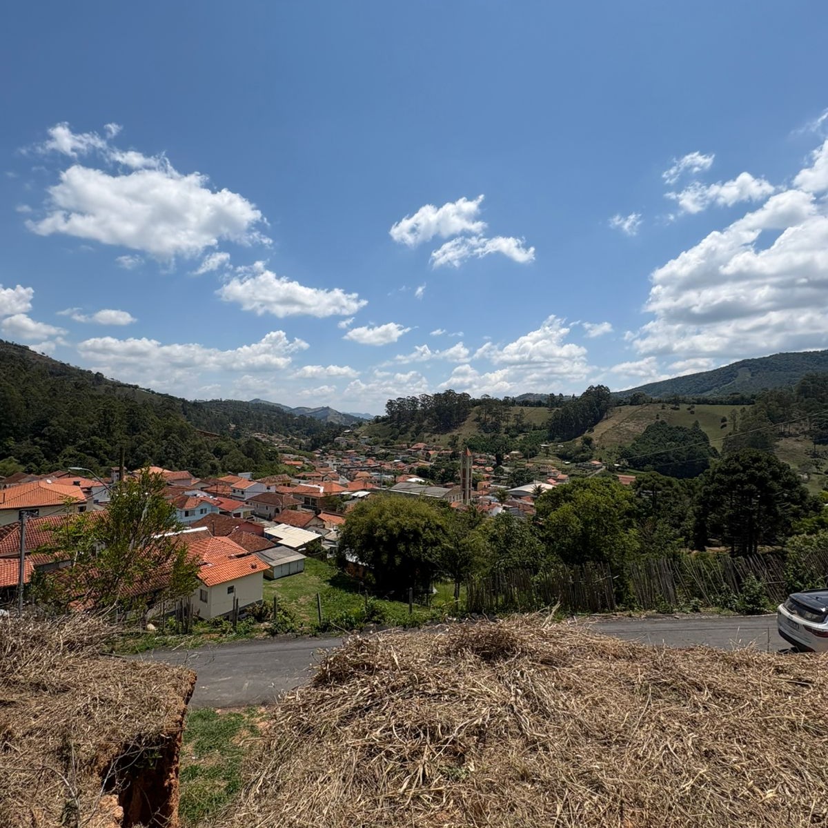 Área com 150m² no valor de R$80.000,00
Documentação toda em ordem, pronto para construir.
Terreno em 2 niveis, já com o platô feito.
No centro da Cidade.
- Aceita carro como parte do pagamento.
-> Área com valor excelente, para quem iniciar uma construção dentro da cidade.