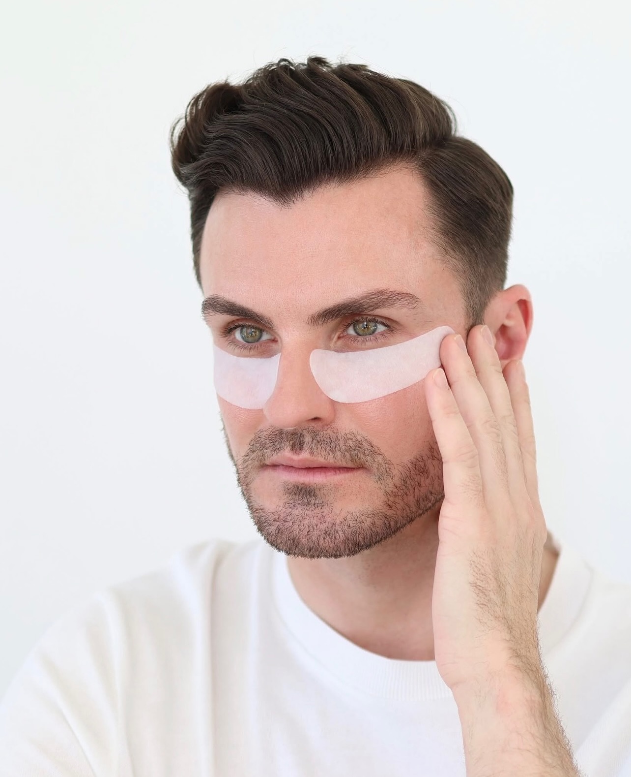 Auch Männerhaut verdient Pflege✨. Unsere High Performance Eye Pads sorgen für einen frischen Augenblick, der wirkt denn gute Pflege kennt kein Geschlecht. #Schrammek #männerpflege #skincare #eyepads