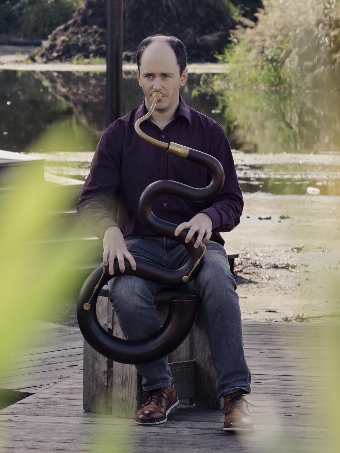 Jack Adler-McKean arbeitet mit international anerkannten Ensembles und akademischen Institutionen zusammen, um Renommee und Verständnis der Tuba zu fördern.
Zu seinen jüngsten Projekten gehören Konzerte mit dem Ensemble Modern und dem Klangforum Wien. Er hat für Uraufführung mit Komponisten wie Georges Aperghis und Sarah Nemstov zusammengearbeitet und Solokonzerte haben ihn nach Rom, New York und Buenos Aires geführt.
Im Bereich des Musiktheaters war er an Projekten an der Deutschen Oper Berlin, an der Luzerner Theater und an der Philharmonie Luxembourg beteiligt. Seine Orchesterauftritte reichen von der Kontrabasstuba beim WDR Sinfonieorchester und dem BBC Scottish Symphony Orchestra bis hin zum Serpent und Ophikleide bei der Kammerakademie Potsdam und dem Ensemble Spira Mirabilis.
Sein erstes Buch “Die Spieltechnik der Tuba” ist 2020 im Bärenreiter-Verlag erschienen. Adler-McKeans Artikel sind u.a. im “Historic Brass Society Journal” und im “Oxford Handbook of Wind Instruments” zu finden. Er ist auch Herausgeber der Reihe “Contemporary Music for Tuba” bei der Edition Gravis.
Seine eigenen Kompositionen und Bearbeitungen sind bei Potenza Music verlegt. 2023 promovierte er am Royal Northern College of Music mit Unterstützung des Arts and Humanities Research Council of Great Britain.
📍 SONUS FEMINÆ am 1. November ab 19:15 Uhr in der @st.elisabeth.villaelisabeth — Tickets via Biolink
📷 © Katharina Geist
@jack.adlermckean @st.elisabeth.villaelisabeth @miakoklein
#sonusfeminae #sonusfeminae2025 #beyondtheveil #klostermusik #italienischefrauenklöster #italianmonasteries #jackadlermckean #serpent #tuba #brassmusic #brass #komponistinnen #femalecomposers #frauenindermusik #womeninmusic #womeninearlymusic #altemusik #earlymusic #musichistory #womeninhistory #concert #konzert #stelisabethkirche #music #berlinmusic #berlinconcert #berlinculture #berlinevent #berlinmitte #berlin