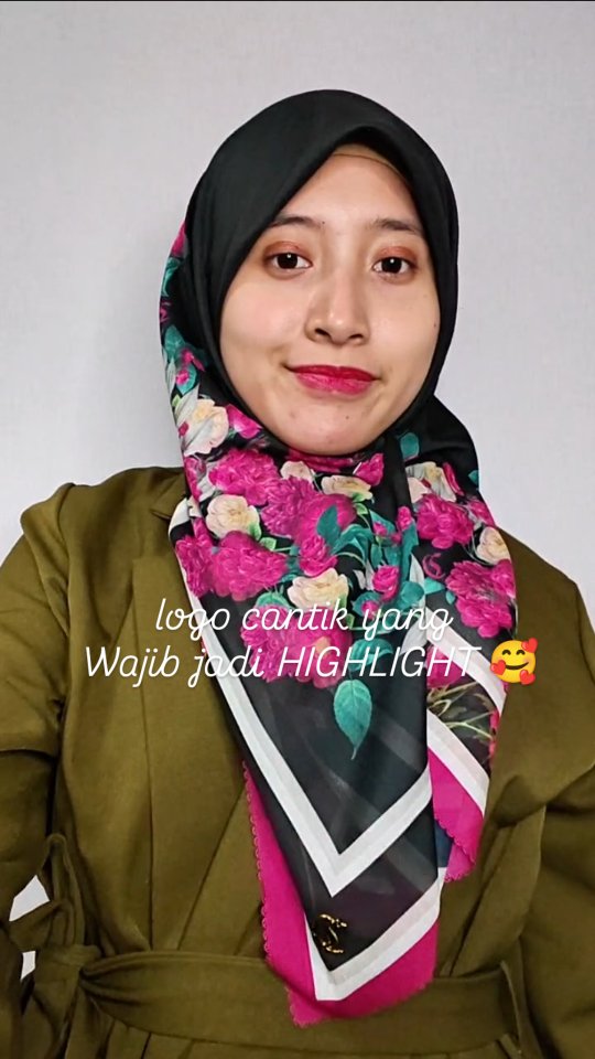 Logo cantik yang Wajib Jadi Highlight! 💖
Sayang banget gold secantik ini ga di depan,
nih aku kasih tutorial supaya logo goldnya
ada di depan ya!
Series: Rosalia
Color: Pink
#DetailFashion #KainLilit #TrikGaya #LogoEmas #Elegance #TipsBerbusana