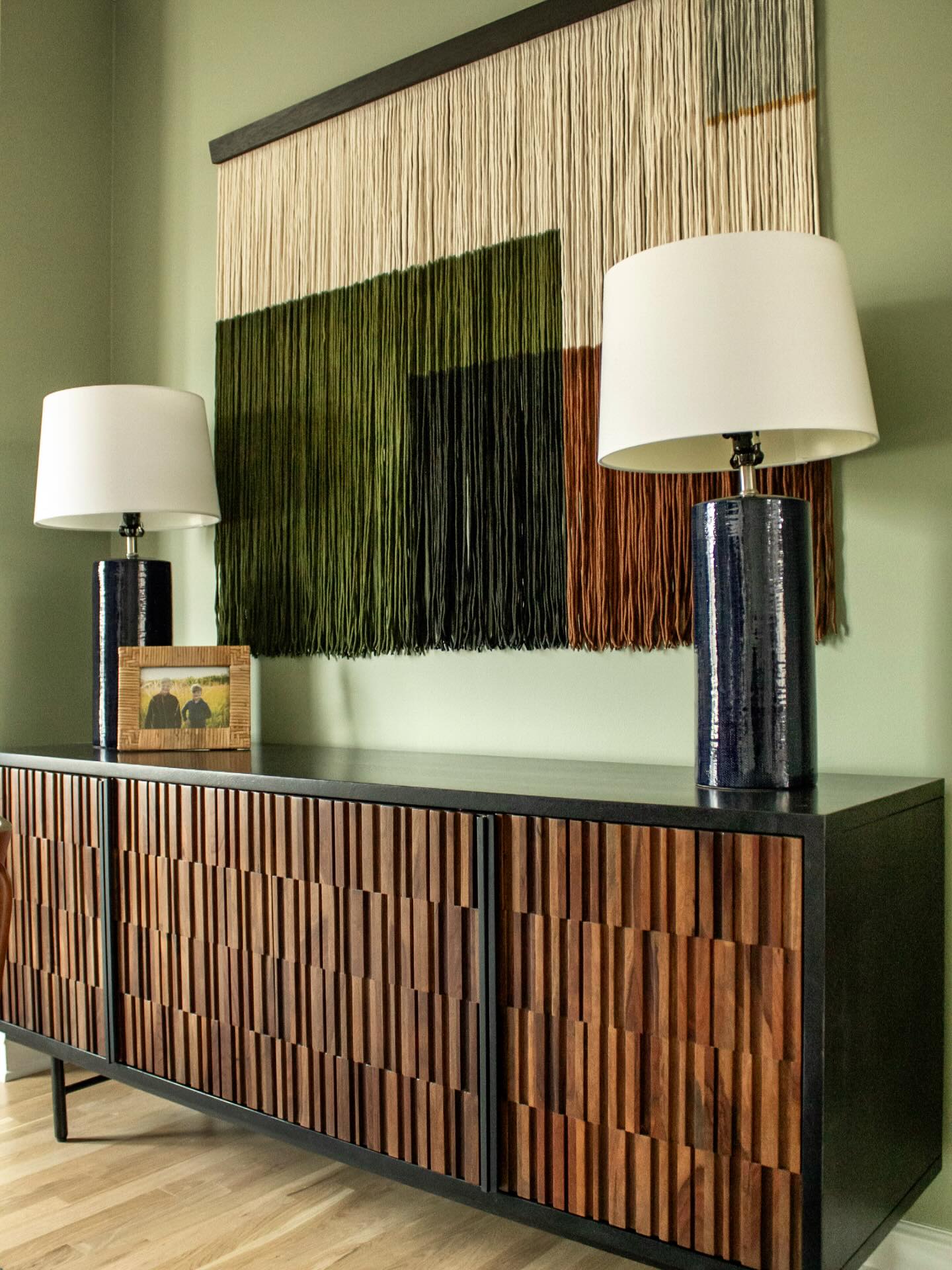 Custom Fiber Art + Brutalist Sideboard = Perfection.
Interior design - @nicholeloiaconodesign
#kansascityinteriordesign #kcdesign #kcdesigner #midcenturymodern #kchomes