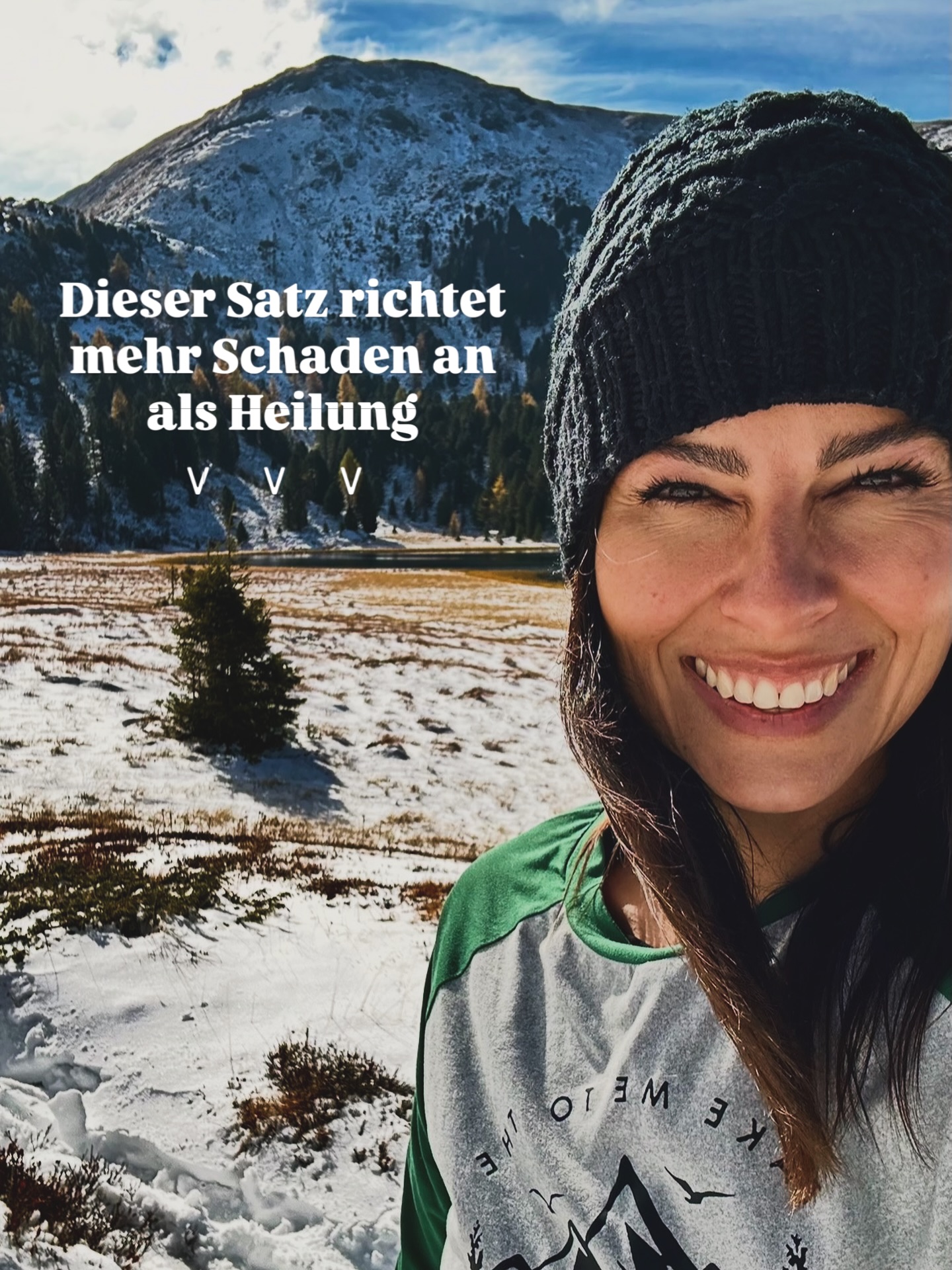 „Du musst dich erst selbst lieben, bevor du jemand anderen lieben kannst!“ 🤢 …wird dir auch so schlecht, wenn du sowas hörst?!? Allein bei „du musst“ drehts mir schon das erste Mal den Magen um. Aber so oder in ähnlicher Art wird das in der Coachingszene (zu) oft gepredigt. Und wie passt „Du bist genug.“ oder „Du bist perfekt so wie du bist.“ da eigentlich dazu? Und was versteht jeder von uns überhaupt darunter, sich selbst zu lieben?!? Es sind nicht nur widersprüchliche Botschaften, die hier unterwegs sind, dieser Satz erzeugt - wie so viele andere - Druck und führt zu noch mehr Distanz und Leid, anstatt zu Nähe und Heilung. 💔
Er klingt nicht nur nach einer harten Bedingung: „Erst perfekt sein – dann erst lieben dürfen.“ So funktioniert Liebe nicht!
Er fühlt sich zudem an wie eine Diagnose, ein Stempel, der entweder als Vorwand oder als Blockade fungiert.
Liebe ist doch so viel größer als wir.✨
Sie ist frei, unbegrenzt. Und sie braucht sicher keine Voraussetzungen, um da zu sein!
Du musst nicht „fertig“ mit dir sein, nicht erst „geheilt“, um Liebe zu geben oder zu empfangen. Du darfst unperfekt, unsicher, verletzlich und im chaotischsten Prozess sein. Und gleichzeitig lieben und Liebe empfangen, denn gerade in Beziehung passiert ganz viel Heilung.🙌
Was jedoch die QUALITÄT einer BEZIEHUNG verändert - und das gilt es von Liebe zu unterscheiden, ist SELBSTREGULATION!
Die Fähigkeit, bei dir zu bleiben, wenn Gefühle stark werden. Dich zu halten, anstatt dich zu verlieren. Zuzuhören, bevor du reagierst. Zu spüren, bevor du schließt.
Wer sich in seinen eigenen Gefühlen halten kann, liebt reifer, klarer und freier.🏔️☀️
Nicht weil er „besser“ oder „heil“ ist –
sondern weil innere Sicherheit Verbindung möglich macht, ohne sich selbst zu verlieren oder den anderen zu überfordern.
Und dabei geht es nichtmal darum, immer „perfekt bei dir“ zu sein. Sondern darum, in Beziehungen anwesend zu sein, mehr und mehr, immer wieder – auch dann, wenn’s herausfordernd wird.
Also… LIEBE braucht keine Bedingungen!
Liebe ist grenzenlos. Und wir lernen, sie gesünder zu leben, wenn wir lernen, uns selbst zu halten und miteinander präsent zu sein. ♥️
#liebe #selbstregulation