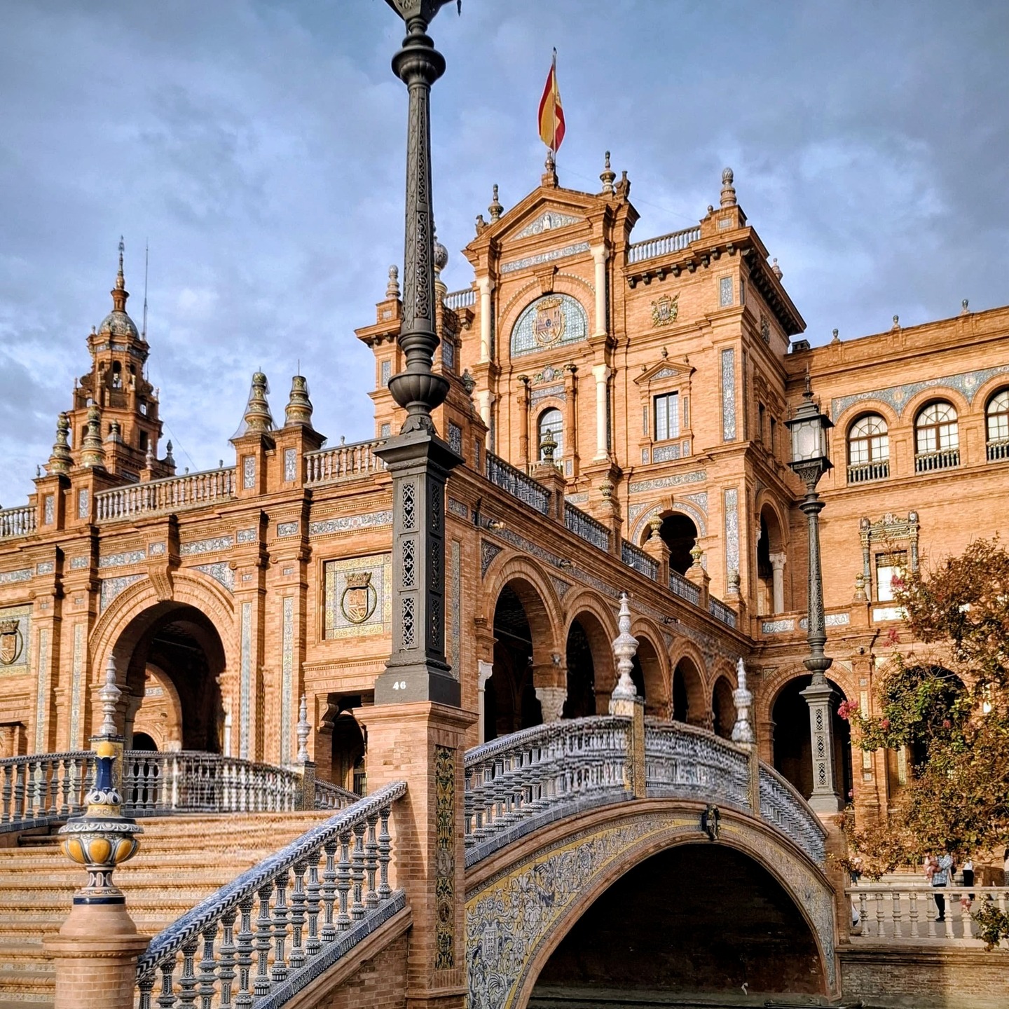 Sevilla me enseñó a escuchar la ciudad: barroco, azulejo y geometría que honran la luz.
Desde hoy, esos principios viven en mi atelier.
Lujo que perdura.
► Lee más en LinkedIn.
@sevillademoda @code41td @crfashionweek
#EveValverde #SIMA41 #Sevilla #LujoQuePerdura #ModaSostenible