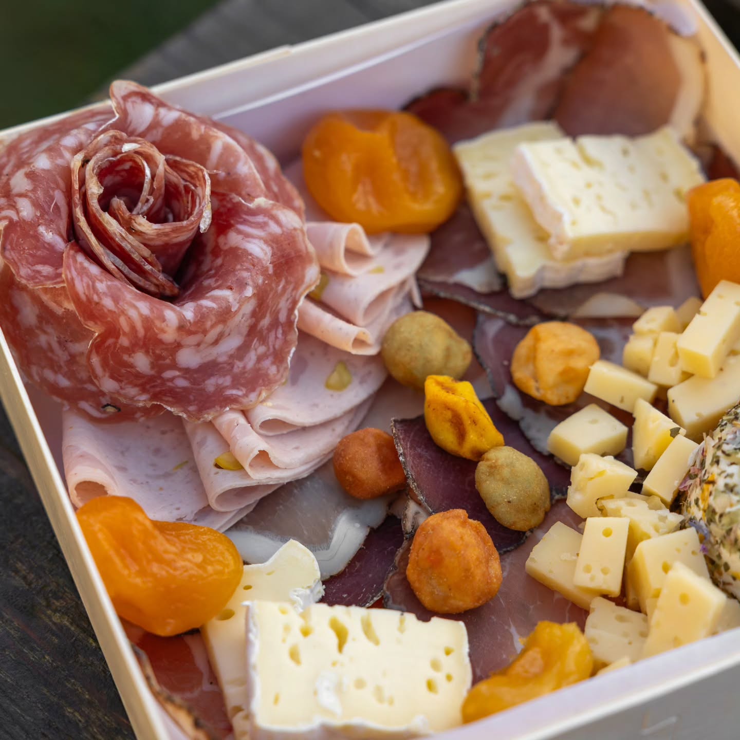 Dès ce soir retrouvez dans nos Casiers et pour tout le week-end des planches apéro de fromages et de charcuteries Normandes confectionnées par @lecomptoirdebriseis 😋