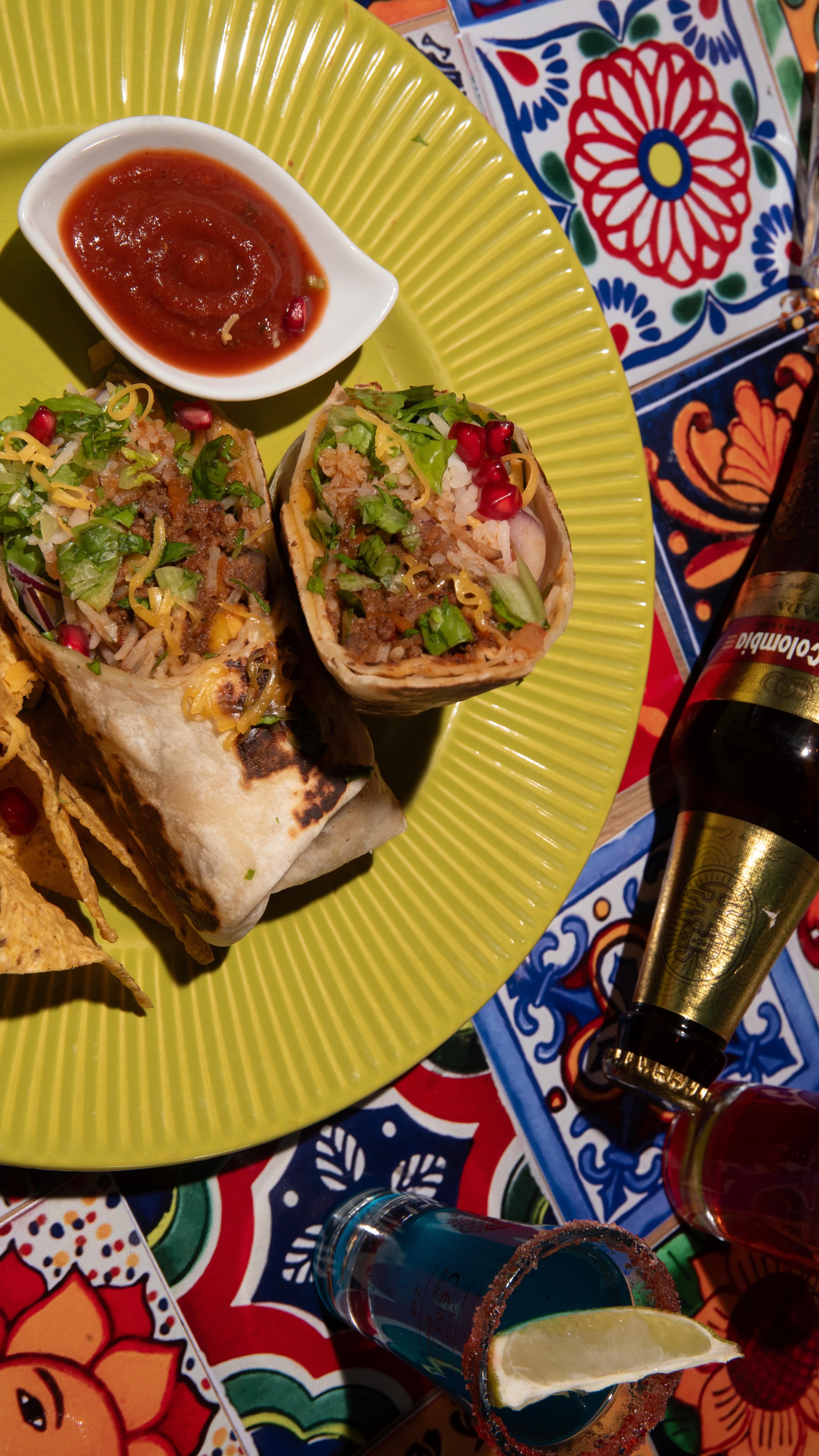 Zgadnij, co się stanie jak to przechylisz…🌚💃🏻🌪️
Warszawa meksykańska restauracja Latino muzyka na żywo burritos tacos kuchnia meksykańska drinki