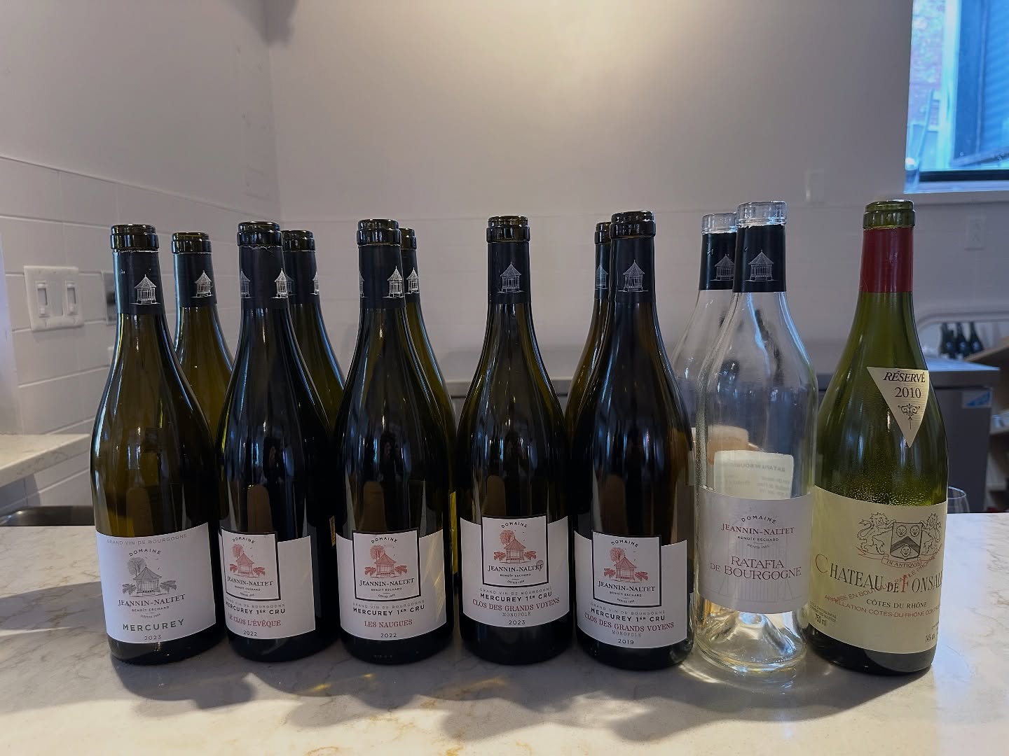 Merci à Benoît et Émilie du @domainejeanninnaltet pour la belle rencontre avec nos sommeliers et la découverte de vos Mercurey. Nous avons eu beaucoup de plaisir à vous recevoir, merci au restaurant @place_carmin pour votre accueil!
Bravo à tous d’avoir su découvrir notre petite surprise à l’aveugle, ce magnifique cru d’Emmanuel Reynaud sur un millésime mythique : Château Fonsalette 2010 !
C’est aussi un gage de remerciement à tous nos sommeliers présents. C’est un plaisir de travailler avec vous tous !