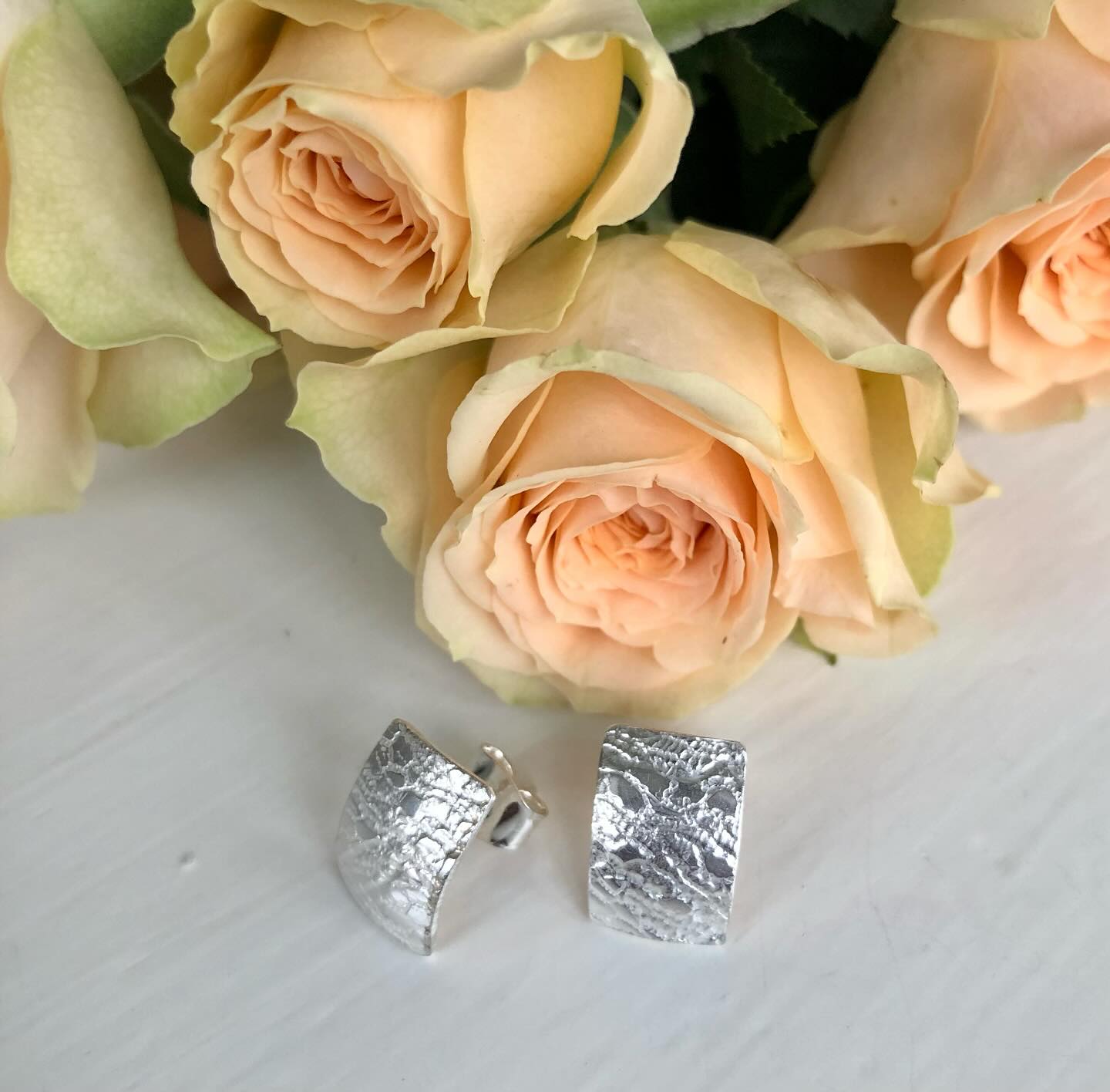 Örhängen med valsat mönster, finns i webbshoppen🧡