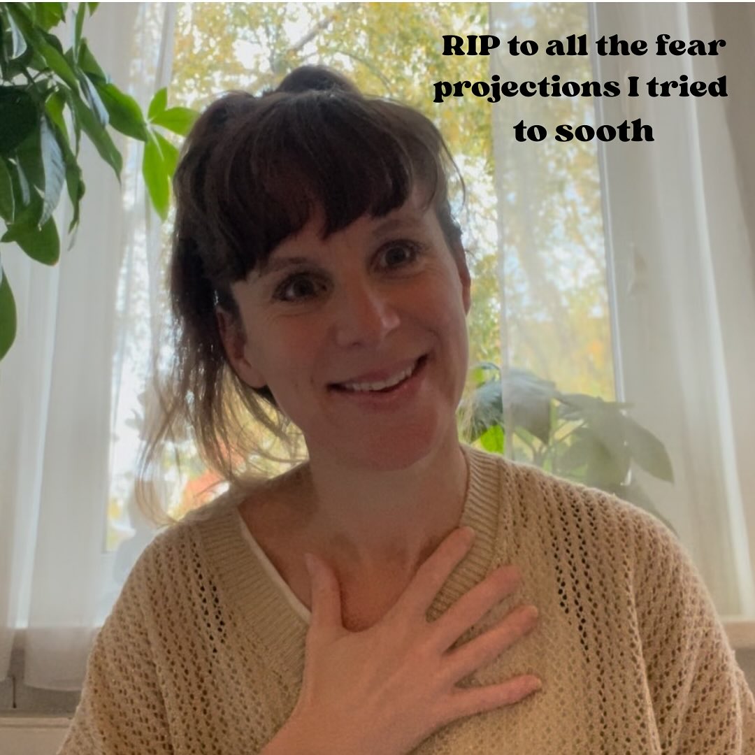 Ik weet niet wat ik in mijn helingsproces pijnlijker vind: mijn eigen gevoelens, of de geprojecteerde angst, schuld en jaloezie gevoelens van anderen. Mijn buik zegt het laatste.
Al heeft het ook wel weer met elkaar te maken, want projectie uit zich vaak in dat de ander uit verbinding gaat. En is dat nou net waar ook mijn onveiligheid zit.
Het wordt me steeds duidelijker waarom ik altijd zo graag voor anderen zorgde. Empathie, het is een vloek en een zegen. Empathie, het is een type persoonlijkheid en een trauma reactie.
#divinefeminineenergy #heling #empaths #emphatie #pleaser #verlatingsangst #symbiose