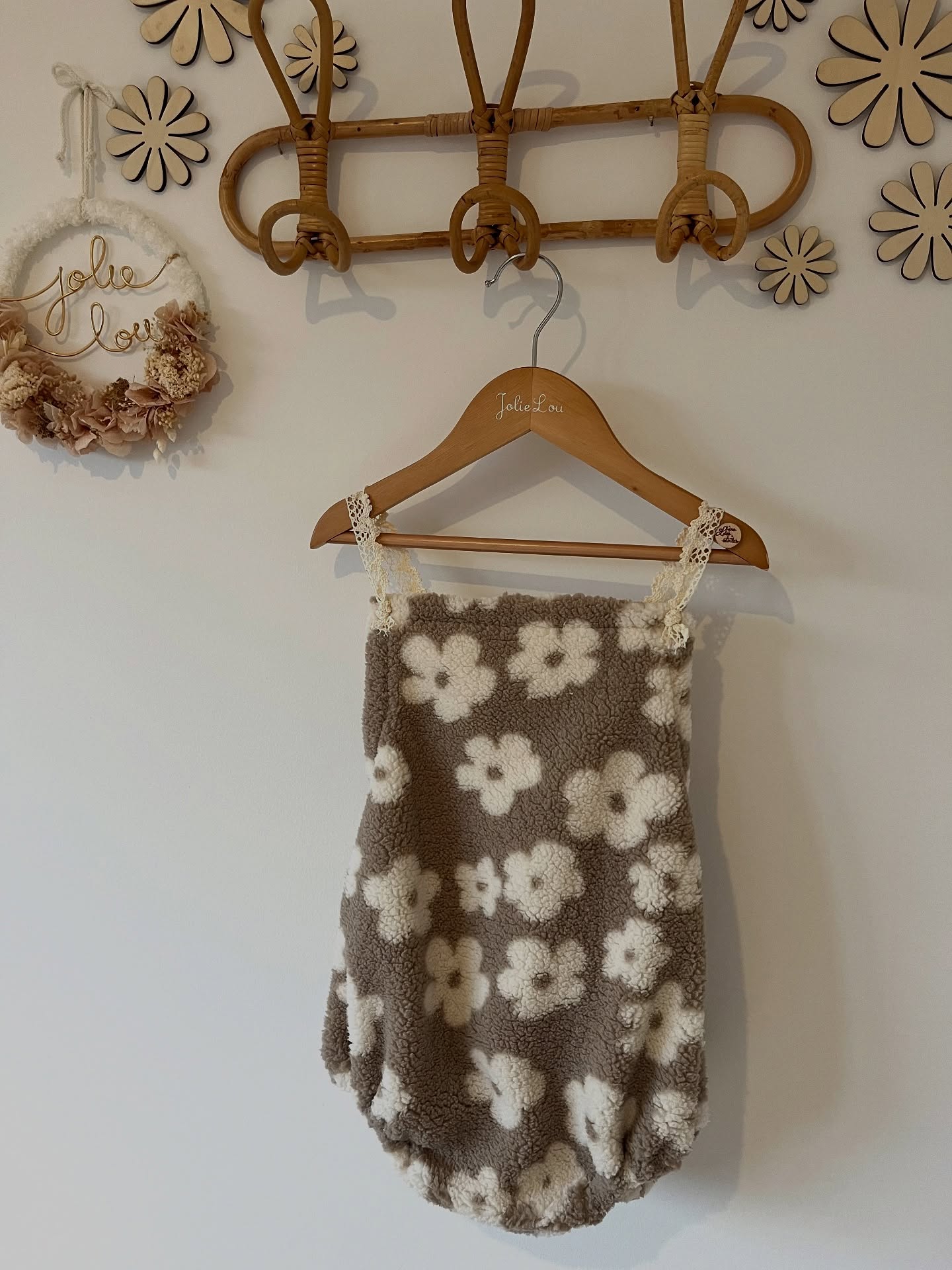 🐑Barboteuse Moute🐑
Un nouveau coloris pour cette petite barboteuse Moute qui vous plaît beaucoup.
Toute douce et chaude, idéale pour la saison et tellement stylée !
#barboteusesbébé #barboteuse #sherpa #marguerite #minilook #babylook #creatrice #styleforkids