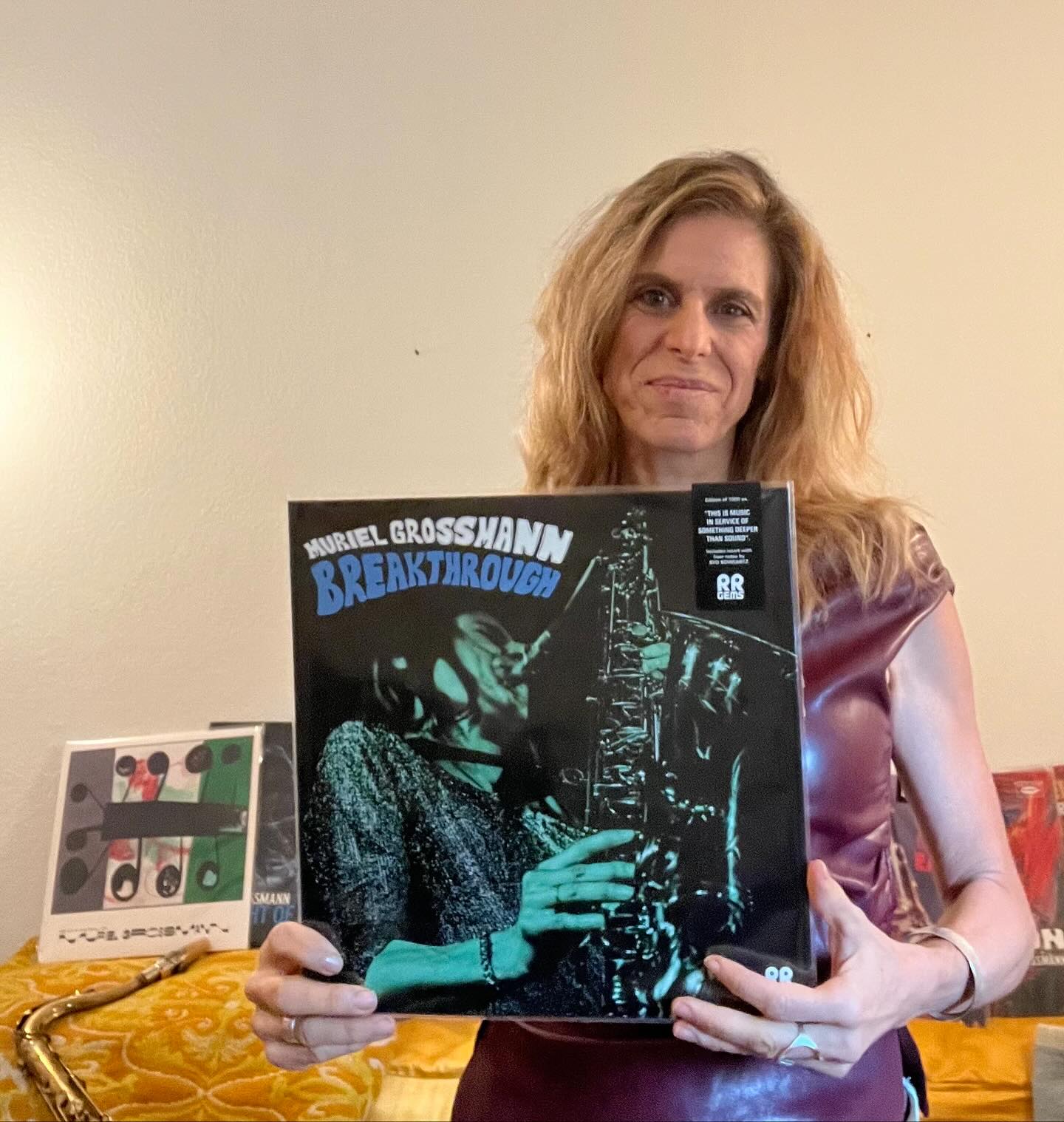 ✨ Album Release ✨
We’re thrilled to announce the release of Muriel Grossmann – Breakthrough, out today 💫
Presented on 12” standard-weight black vinyl, housed in a classic tip-on jacket, with liner notes by Syd Schwartz.
Released & distributed by @rrgemsrecords ©
Available on all digital platforms the same day.
Vinyl lovingly pressed by @lesdisquesgarcia 🖤
📸 @murielgrossmann holding the freshly pressed record — the moment before the music takes flight.
#MurielGrossmann #Breakthrough #RRGemsRecords #VinylRelease #Jazz #Saxophone #VinylCommunity #NowSpinning #VinylPressing #NewMusic