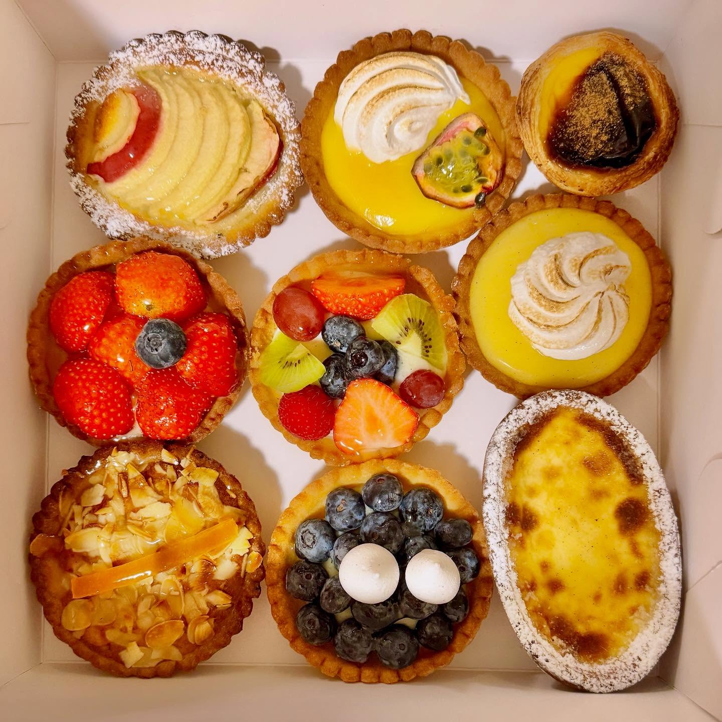 Visst är det är dom söta små sakerna som gör skillnad.. en regnig dag som denna! 🍂☔️🤗😋Tack @malmo_nya_bokbinderi 🍰🥮🍪🥮 #fika #graphika #gottillkaffet #mums