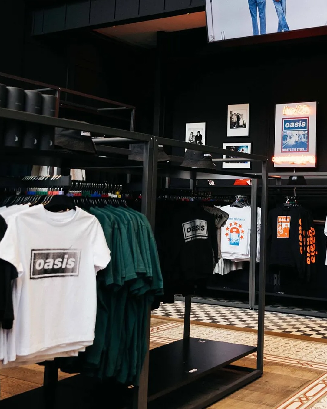 La Oasis manía está a punto de comenzar, y después de una larga espera @adidascl ya tiene una vista previa en su web la colección en colaboración con la banda. Disponible desde el 04 de noviembre en adidas.cl/oasis y en la tienda Adidas Originals MUT.
Pero eso no es todo. Desde el 06 de noviembre se confirma la apertura de la Fan Store oficial de Oasis Live ‘25 en el Mercado Urbano Tobalaba (MUT), con merchandising exclusiva de la gira. El acceso será con entrada liberada y si quieres asegurar tu visita y evitar aglomeraciones, la organización ha habilitado un sistema de inscripción previa en oasis.seetickets.com/content/ticket-options/
📌 MUT (Mercado Urbano Tobalaba) se ubica en  Apoquindo #2730, Las Condes (Estación Tobalaba)
📸 5: https://themanc.com/
#Oasis #OasisEnChile