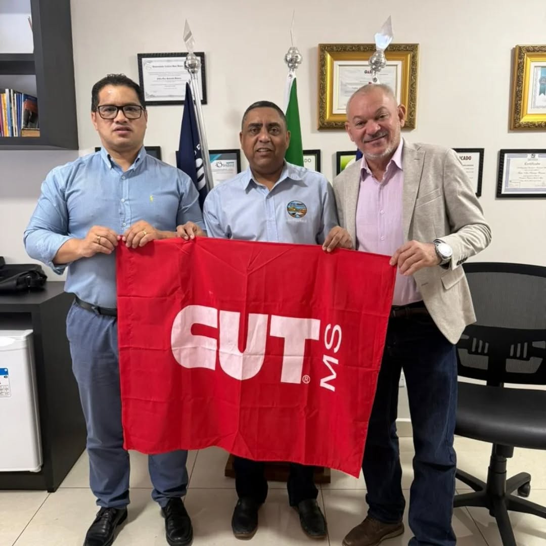 É com grande satisfação que a sede do SINDMASSA MS recebeu a visita especial de importantes companheiros de luta.
Estiveram conosco o presidente do Sindicato dos Trabalhadores na Construção Pesada do MS (SINTICOP-MS), Walter Vieira dos Santos, e o Dr. Joaquim, assessor do vereador Landmark de Campo Grande.
Agradecemos pela visita e pela parceria.
O diálogo entre as entidades sindicais e o poder legislativo é fundamental para fortalecer a defesa dos direitos dos trabalhadores.
#SindmassaMS #SinticopMS #UGTMS #Sindicato #Trabalhadores #CampoGrandeMS #MatoGrossoDoSul #MovimentoSindical #Parceria #VereadorLandmark