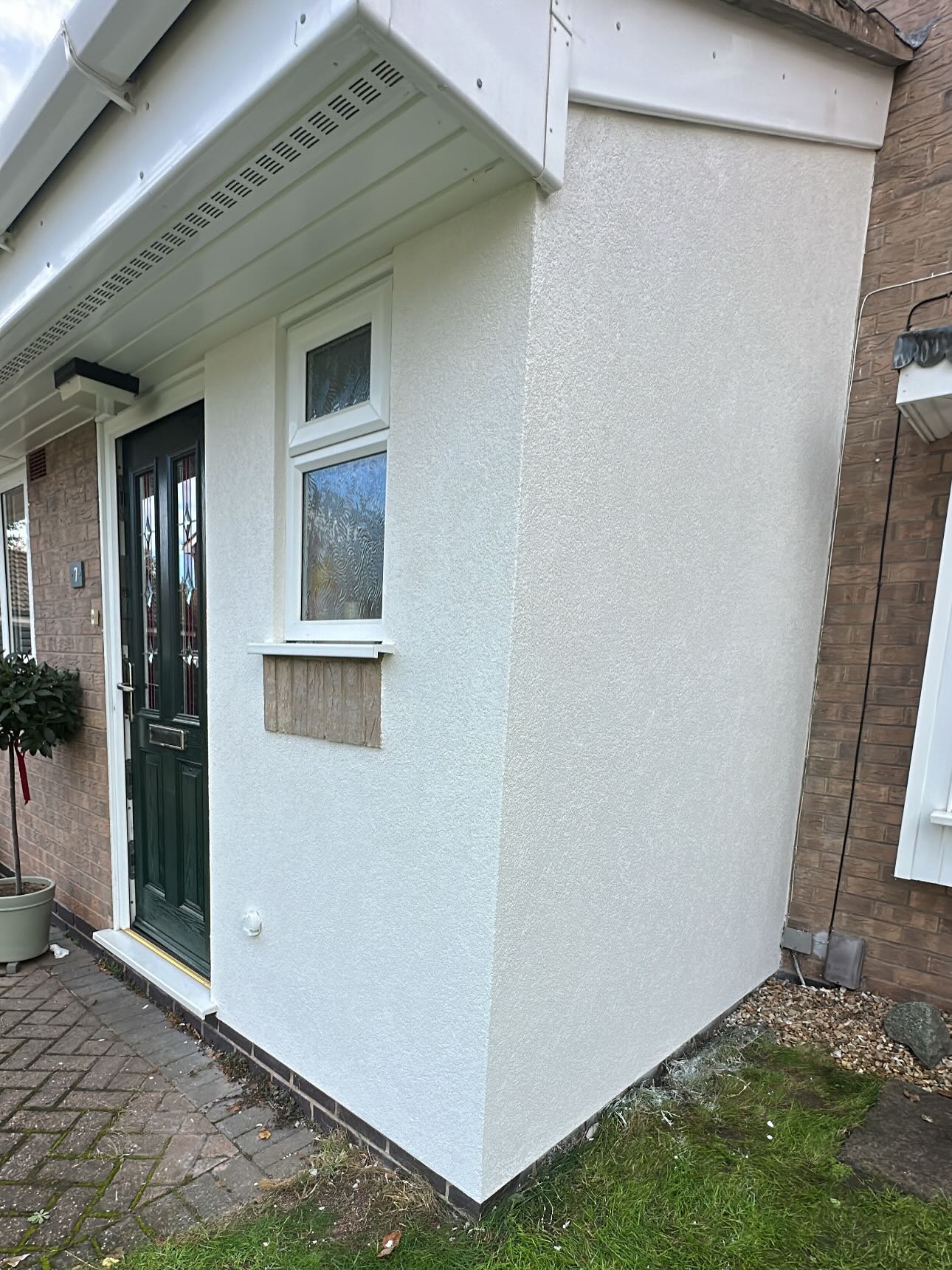 Small project completed in Edwalton with a one day turnaround ✅
The existing render was structurally sound, but the paintwork had started to peel. To provide a cost-effective solution, we removed all defective coatings, applied a primer, and finished with a premium silicone render system.
A simple process that delivers a durable, weather-resistant finish with a modern look
