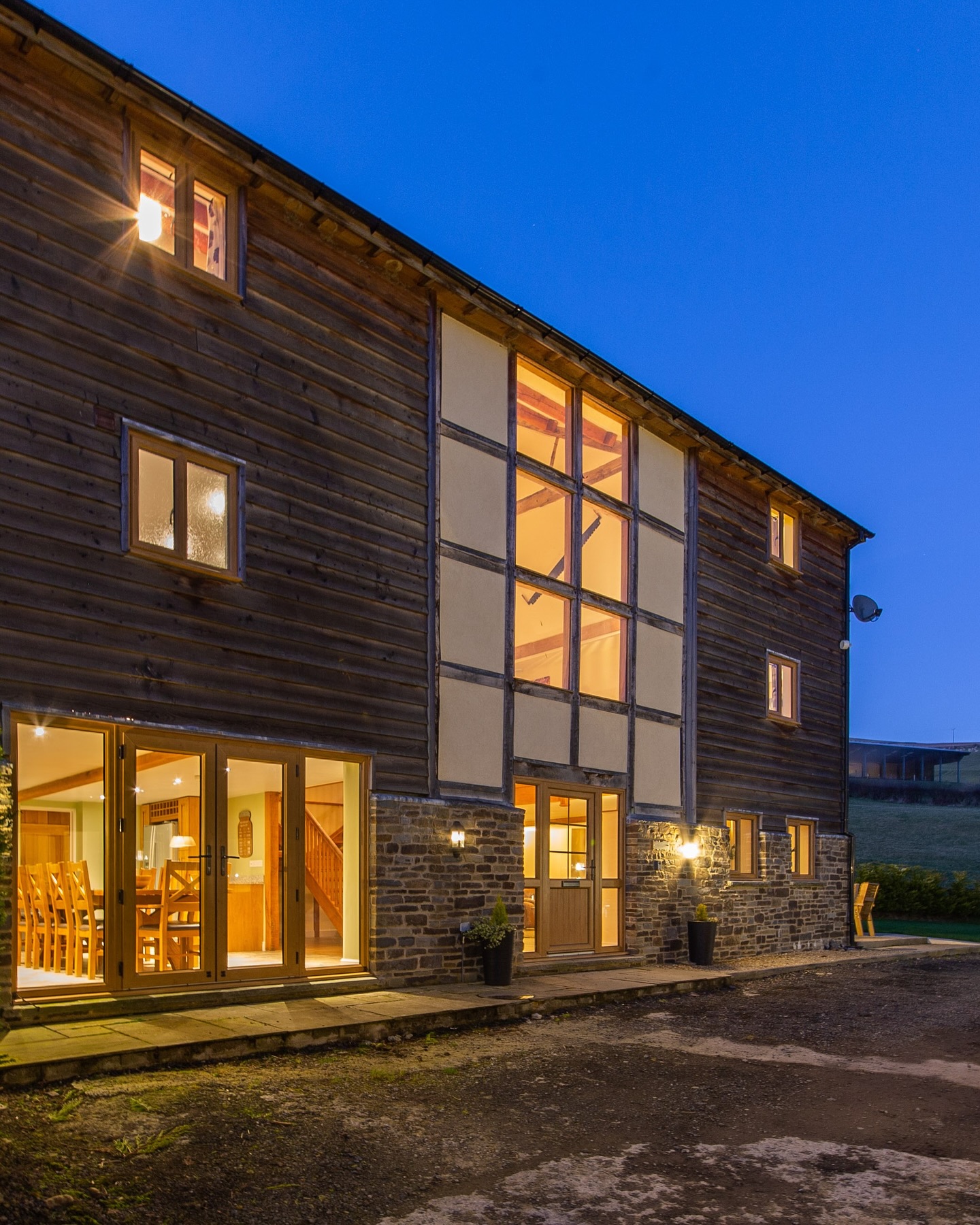 🍂 Autumn evenings hit different when you’re wrapped in warmth, golden light spills from the windows, and the countryside is calm.
Who else dreams of escaping to a place like this when the leaves turn and the air gets crisp?
#AutumnVibes #CountrysideRetreat #BarnConversionGoals #CozySeason #autumnescape #GoldenHourGlow #RuralLuxury #CottageCoreDreams