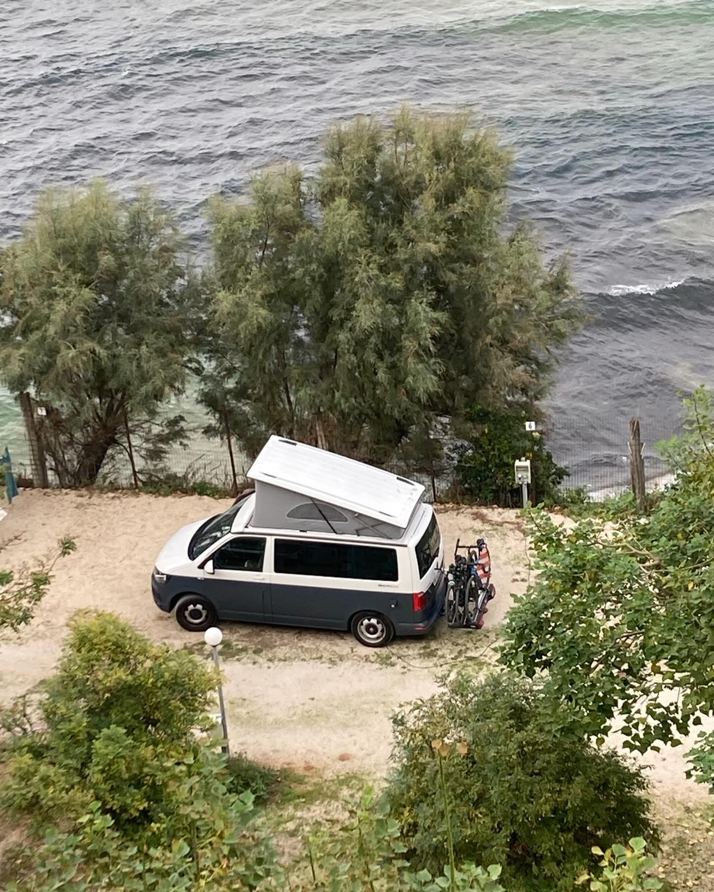 Grüsse vom Meer 🌊 🇮🇹 bella Italia – Sonne im Gesicht, Salz in der Luft und die Füsse im Sand. Einmal auftanken ⛽️ auf Sizilien – schön wars. Jetzt darf der Winter kommen ❄️
Lg Pinellis 🙌
#outdoorkitchen #campingseason
#handmadeinswitzerland #designfromgraubünden #travelwithstyle #slowtravel #minimaldesign #produktdesign #outdoorkitchen #compactliving #vanlove #roadtripvibes❤️