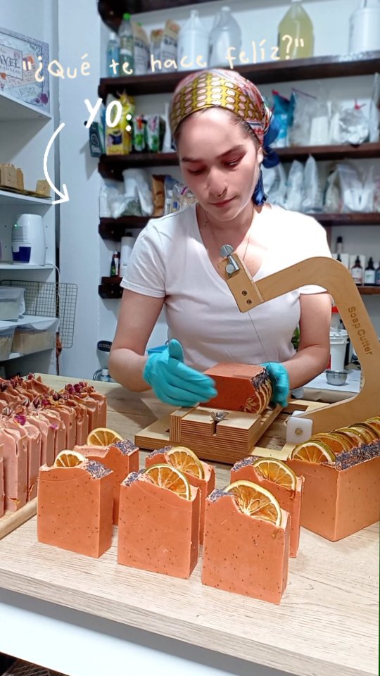 A veces me preguntan qué me hace feliz…
Y la verdad, es esto: trabajar con mis manos, rodeada de aromas, texturas y colores que vienen de la tierra. 🌿
Ver cómo cada ingrediente se transforma, con calma y propósito, en algo que después va a cuidar otra piel… eso me llena el corazón.
No es solo un trabajo, es mi manera de crear bienestar, de poner intención y amor en cada pequeño paso. ✨
#organico #natural #cosmeticanatural #artesanal #ecoamigable #cuidadofacial #vegano #jabonartesanal #cleanbeauty #inspiration