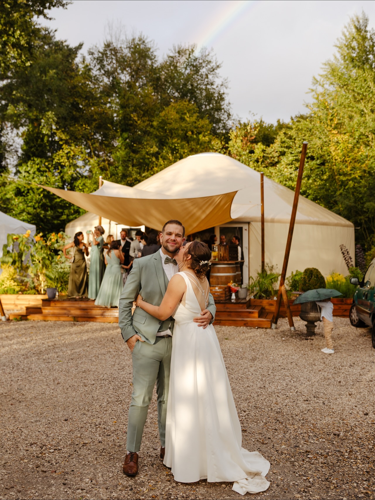 Spoiler alert : il a plu TOUTE la journée ☔️
Je me suis dit “bon… on va improviser, on va trouver un plan B”. Et là, pendant le cocktail… soleil + arc-en-ciel 🌈 = photographe en FOLIE !
Moralité : même quand la météo fait des siennes, la magie finit toujours par pointer le bout de son nez.
PS : merci Instagram de cropper les photos, à l’origine on voit l’arc-en-ciel mieux que ça sur la première photo 😅
———
#melanievauryphotographe#mariagepluvieux#photographemariageoise#mariage2026#mariage2027#futursmaries2027