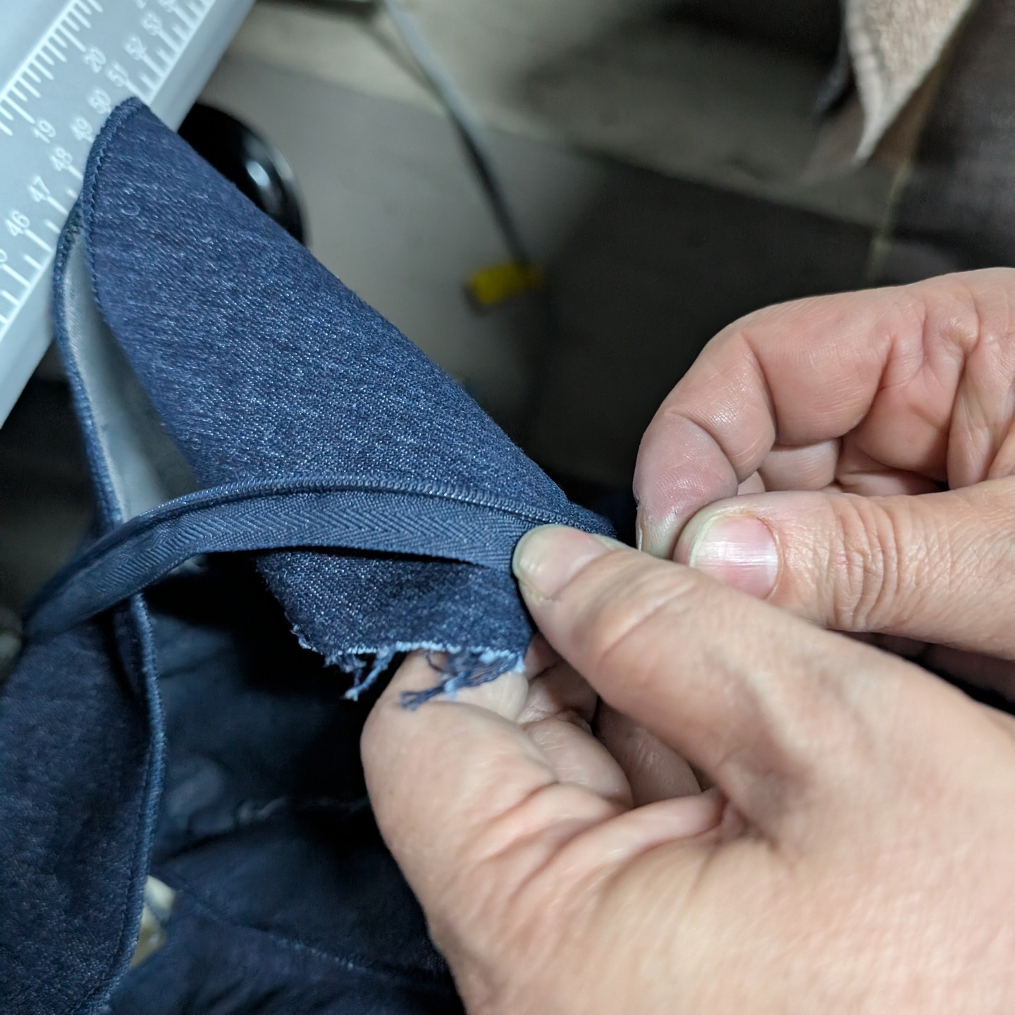 De la aguja al algoritmo.
Algunas veces así visualizamos una prenda en Eve Valverde Atelier: empezamos por las manos (costuras visibles, terminación Hong Kong/French), afinamos en el entallaje, llevamos la idea a pasarela… y cerramos con una exploración en IA para estudiar volumen, luz y proporción antes de la siguiente colección. Un proceso de estudio minucioso y detallado.
#EveValverde #LujoArtesanal #ConsciousLuxury #SlowFashion #Silk #Shantung #Denim #Upcycling #HechoEnCostaRica #Sevilla2025