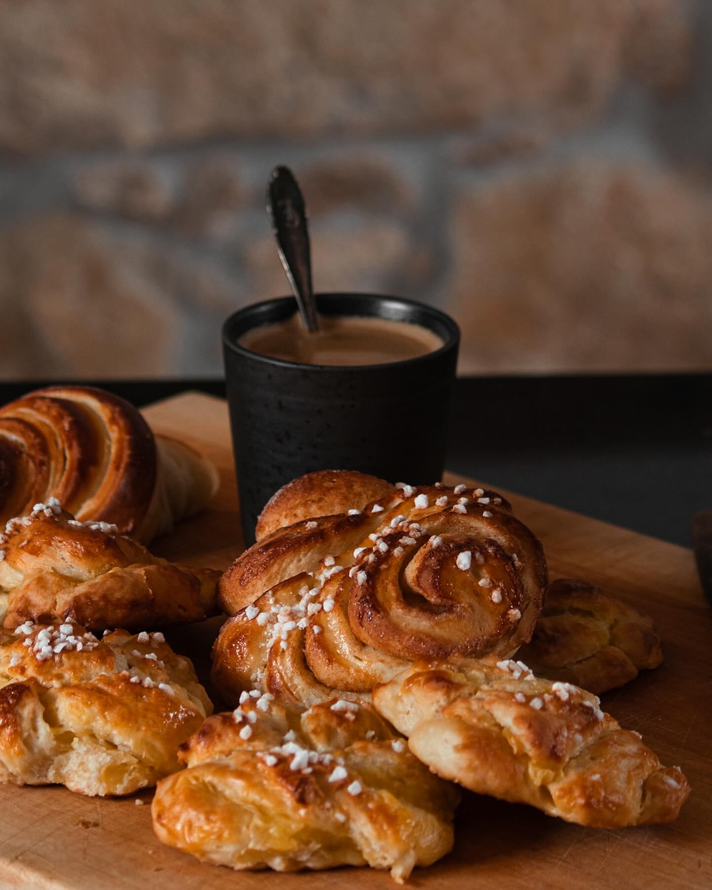 Wenn draußen der Regen an die Fenster klopft und der Herbst sein graues Kleid zeigt, gibt es kaum etwas Schöneres als den Duft von frisch gebackenem Brot und Gebäck.
Unsere Backwaren werden mit Liebe selbstgemacht – knusprig, duftend und direkt aus dem Ofen auf euren Tisch. Ob ein frisches Bauernbrot, Hefeschnecken oder feiner Butterzopf. Bei uns findet ihr jeden Freitag echtes Handwerk für gemütliche Genussmomente.
Kommt vorbei, gönnt euch ein Stück Wohlfühlzeit – perfekt für einen kuscheligen Herbstnachmittag mit Tee oder Kaffee.
#Backliebe #Hausgemacht #Herbstgenuss #Ofenfrisch #RegionaleBackwaren #Gemütlichkeit #hofladenlang #backen #zimtschnecken #brot #bauernbrot #hefezopf #sauerteigbrot #sauerteig #wintersweiler #kandern #karsau #schwörstadt #rheinfelden #lörrach #weilamrhein #basel #wochenmarkt #hofladen #liebe #zimtschneckenliebe #franzbrötchen #hefegebäck