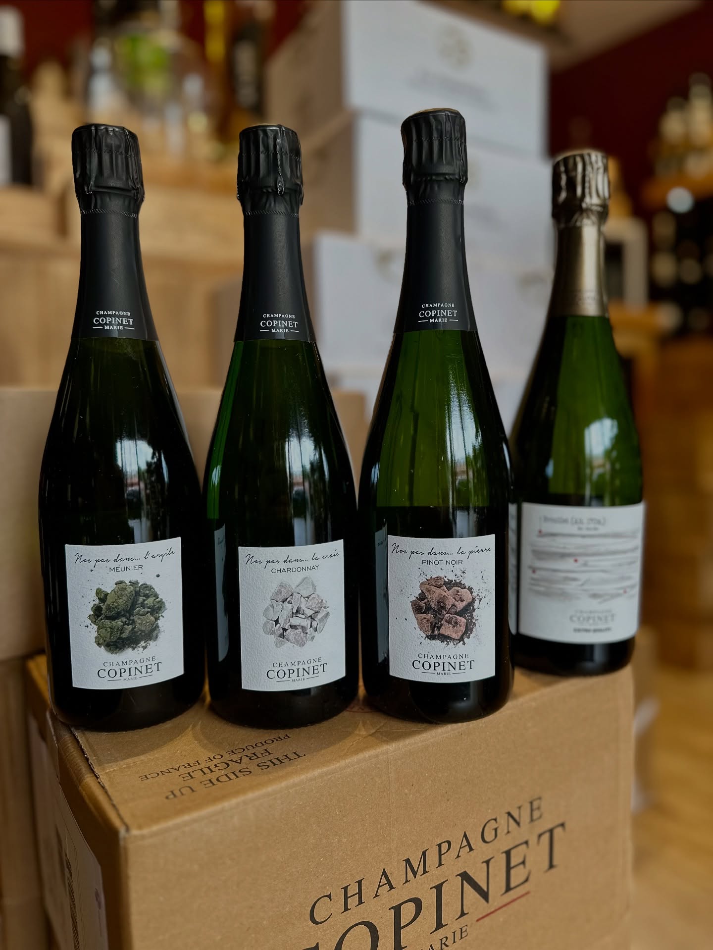 Et biiiim !
Nouveau domaine chez @lapauleecannes
On part en Champagne chez Marie Copinet.
Domaine familial et atypique que j’avais rencontré sur le salon @millesime_bio en février dernier.
Domaine atypique donc car ils ont des vignes un peu partout dans la champagne.
Bio certifié sur la plupart de leurs cuvées
Levures indigènes , vinification lente et peu interventionniste.
On peut résumer le domaine en son style fin, délicat et gourmand à la fois.
Miam.
🍾 extra quality
Raisins qui proviennent de chacun de leurs terroirs
Les 3 cépages en part quasi égales et en extra but.
Un super équilibre.
🍾 nos pas dans la pierre
100% pinot noir sur les calcaires de l’Ource
Zéro dosage bien ciselé
🍾 nos pas dans l’argile
100% pinot Meunier
Zéro dosage
Les fruits délicats du Meunier sur les argiles de Cuchery
🍾 nos pas dans la craie
Blanc de blanc
Zéro dosage
L’élégance du chardonnay sur les sols crayeux de Montgenost
Très très content de recevoir les vins du domaine Marie Copinet
#fiercommeunbartabac
#caviste #cannes #marcheforville
#champagne #champagnedevignerons