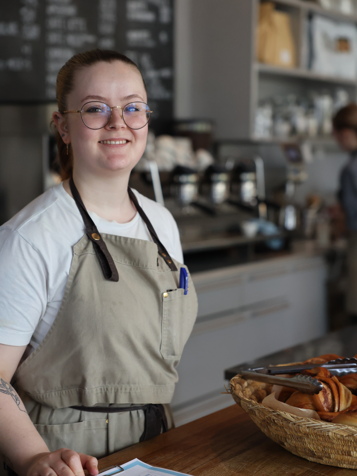 Styrk fellesskapet med en teambuilding eller julebord hos Ostehuset!
- En sosial aften med ost, vin og gode samtaler. Kanskje raclette?
- Et skreddersydd opplegg kun for dere!
Deilig julemat, tapas, eller noe grønt. Dere bestemmer! Vi kan også levere mat til selskap der dere er.
Vi gleder oss til å lage et kjekt opplegg for dere, kontakt oss på post@ostehuset.no så hjelper vi dere med planleggingen. 🩵