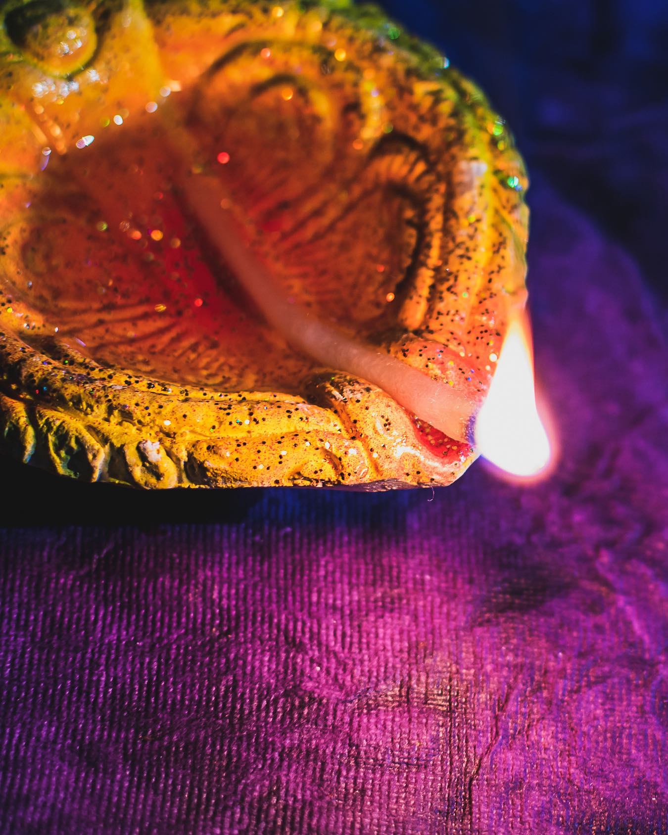 ~ HAPPY DIVALI ✨🪔🌺✨
« La Divali est la fête de la lumière.
La lumière intérieure doit éliminer toute sorte d’obscurité intérieure. Nous devons convertir l’obscurité en une joyeuse fête de lumière et partager la joie avec tout le monde.
Nous acceptons tout le monde avec joie et amour. Ainsi, nous commençons une nouvelle vie de sagesse, d’amour et de paix.
Que toutes les émotions explosent comme les feux d’artifice. Soyons libérés des impulsions, émotions, etc., pour vivre une vie de bonheur, d’harmonie et de paix.
Que le Suprême nous inonde de Ses bénédictions. »
- Swami Veetamohananda