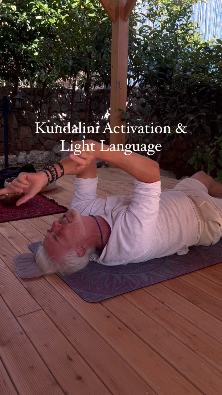 🇹🇷Kundalini Activation Seansı.
Beden istemsizce titriyor, hareketleniyor, kasılıyor…
İstemsiz ama tam farkındalıkla.
Derinlerde tutulmuş duygular ve…
ışık dili daha net açılıyor.
Ses titreşiyor, beden yanıt veriyor.
Enerji aktıkça, dönüşüm başlıyor. ⚡️
Bu bir ritüel değil.
Bu, bedenin kendi zekasıyla arınması.
💕Hazır mısın?
👉🏼Alan açık. Sadece gel ve hisset.
#KundaliniActivation #LightLanguage #SoundHealing #EnerjiÇalışması #BedenHafızası #Farkındalık #DönüşümAlanı
🇫🇷Séance de Kundalini Activation.
Le corps tremble, bouge, se contracte…
Involontairement, mais avec pleine conscience.
Des émotions profondément enfouies
remontent à la surface et….le langage de la lumière s’exprime avec clarté.
Le son vibre,
le corps répond.
L’énergie circule,
la transformation commence. ⚡️
Ce n’est pas un rituel.
C’est le corps qui se libère avec sa propre intelligence.
💕Prêt·e à le vivre ?
👉🏼L’espace est ouvert. Viens et ressent.
#kundaliniactivation #langagedelumière #SoundHealing #TravailÉnergétique #MémoireDuCorps #Conscience #EspaceDeTransformation