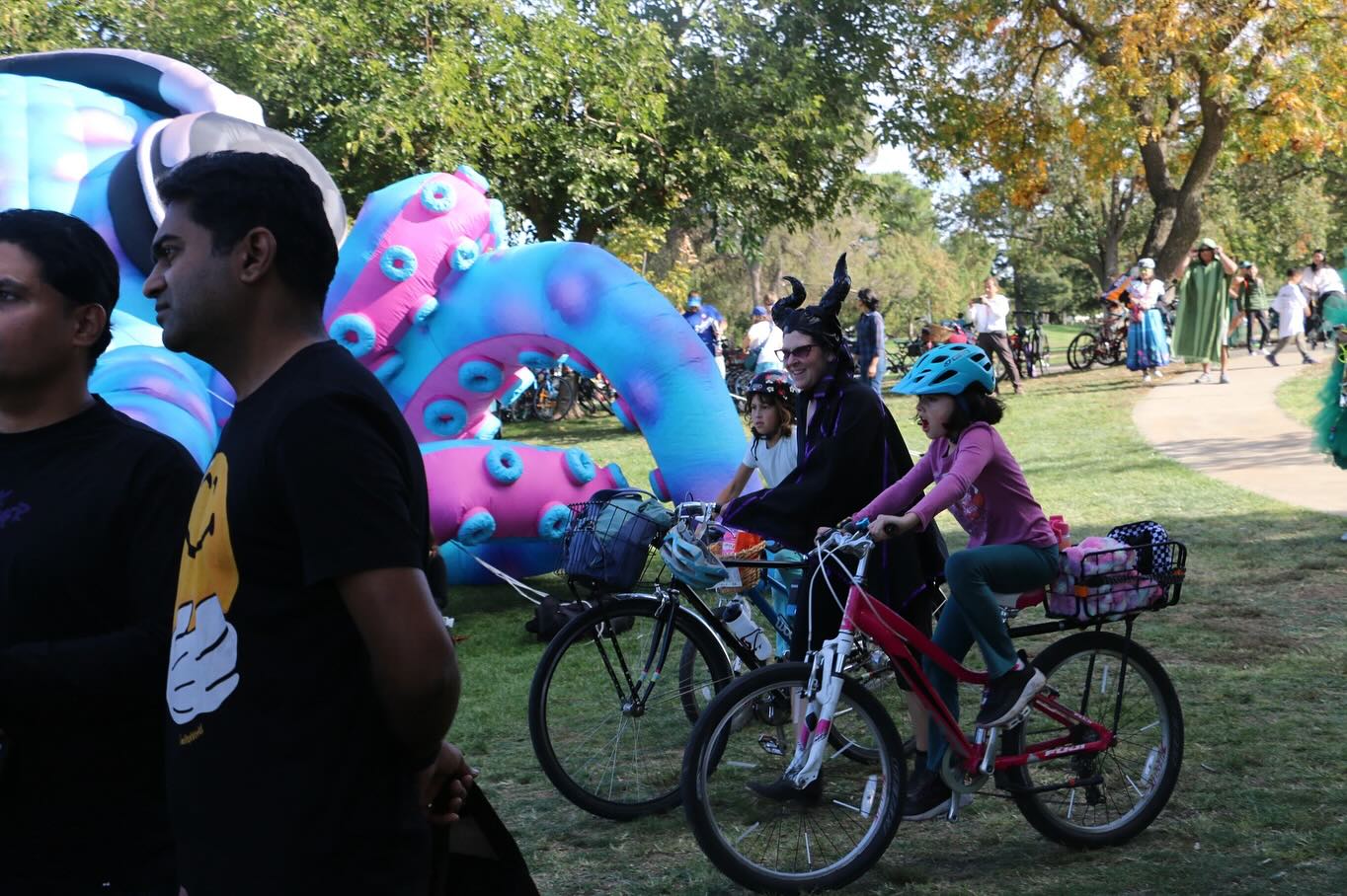 🧟♀️💀 The Zombie Bike Parade Festival is THIS WEEKEND! 🎃 Saturday: Join us at the Davis Cemetery for our tethered hot-air balloon rides! 🌤️
If winds prevent us from taking to the sky, we’ll still hold our special ceremony — complete with climbing into the balloon basket and igniting the flame for all to see! 🔥🎈
It’s also a heartwarming morning as NorCal Trykers fits 9 incredible children with their brand-new custom adaptive tricycles — made possible by your community support! ❤️🚲
Sunday: The main event is ON from 11am–3:30pm — and the weather looks great! ☀️ Come to Community Park for 20+ Halloween entertainment stations, a BMX stunt show, FREE Halloween train rides, and the legendary Zombie Bike Parade (a fun, family-friendly 5-mile ride!). 🚴♂️🧟♂️ And we’ll end it all with Primally Playful Foundation — kids vs parents in an epic foam-ball battle while our marching band plays music! 🎶🧟♀️
Then, keep the fun rolling at Woodstock’s Pizza downtown for our Zombie Mash Afterparty (4–6pm). 🍕💀
⚠️ Note: Some activities depend on weather conditions, but we’re moving FULL speed ahead! Come out no matter what — wind or drizzle, this zombie horde doesn’t stop! 🌧️💪
Visit 👉 www.zombiebikeparade.com
for updates, schedules, and festival details.