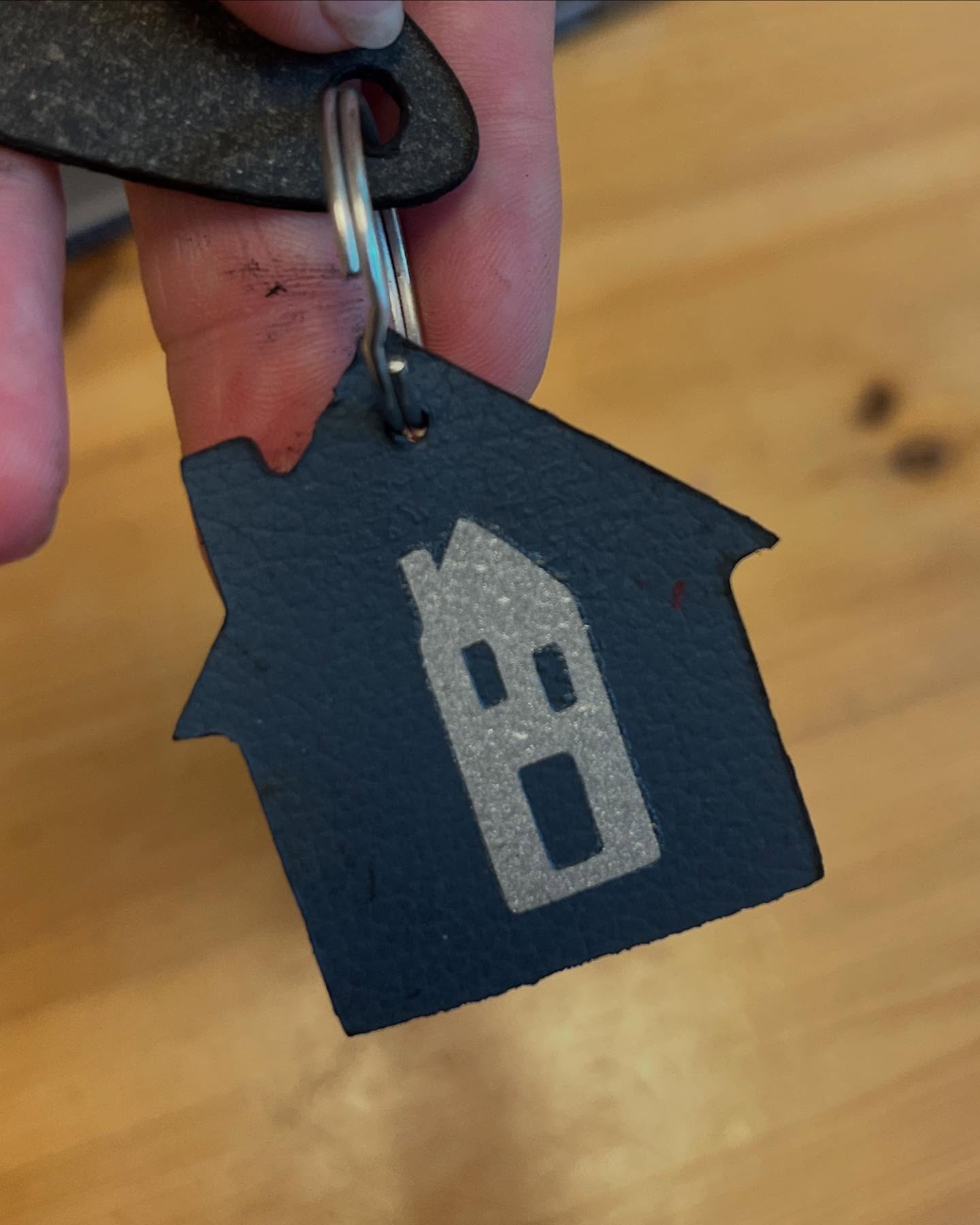 Vidste du, at læder også fungerer godt sammen med strygefolie?
Her er det gamle dækkeservietter i kunstlæder, som eleverne har designet form på, og skåret på lasercutteren.
Strygefolien integreres super flot med både kunstlæder og ægte læder. Det er fedt, at vi nu kan lave nøgleringe i (og med) så mange forskellige materialer.
#lasercut #vinylcut #folieskærer #læder #kunstlæder #kreativmedteknologier #playfullearning #makerspace #fablabs #makerteknologier