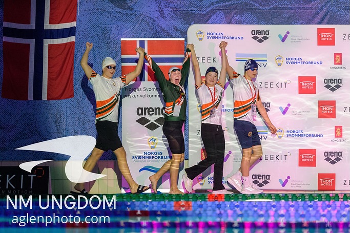 Med tanke på at vi har hatt en utfordrende høst med stengte bad, ble dette en fantastisk helg for Speed.
Vi reiser hjem etter UM i Bergen med imponerende resultater!
Fem utøvere kvalifiserte seg individuelt, i tillegg til én stafettsvømmer.
Alle utøverne perset på samtlige øvelser – flere med store forbedringer. Mange tok betydelige steg i retning norgeseliten, og Speed markerte seg som en klubb i sterk utvikling. 💪🏼
Totalt hadde vi 10 finaler, hvorav 2 var B-finaler og 1 stafettfinale.
Erle tok hele tre medaljer: 1 sølv og 2 bronse. 🥈🥉🥉
Oliver var også svært nær medalje og endte på en sterk 4. plass på 200 meter butterfly.
Det var topp stemning gjennom hele stevnet. Utøverne heiet på hverandre, og vi opptrådte og følte oss virkelig som et lag.