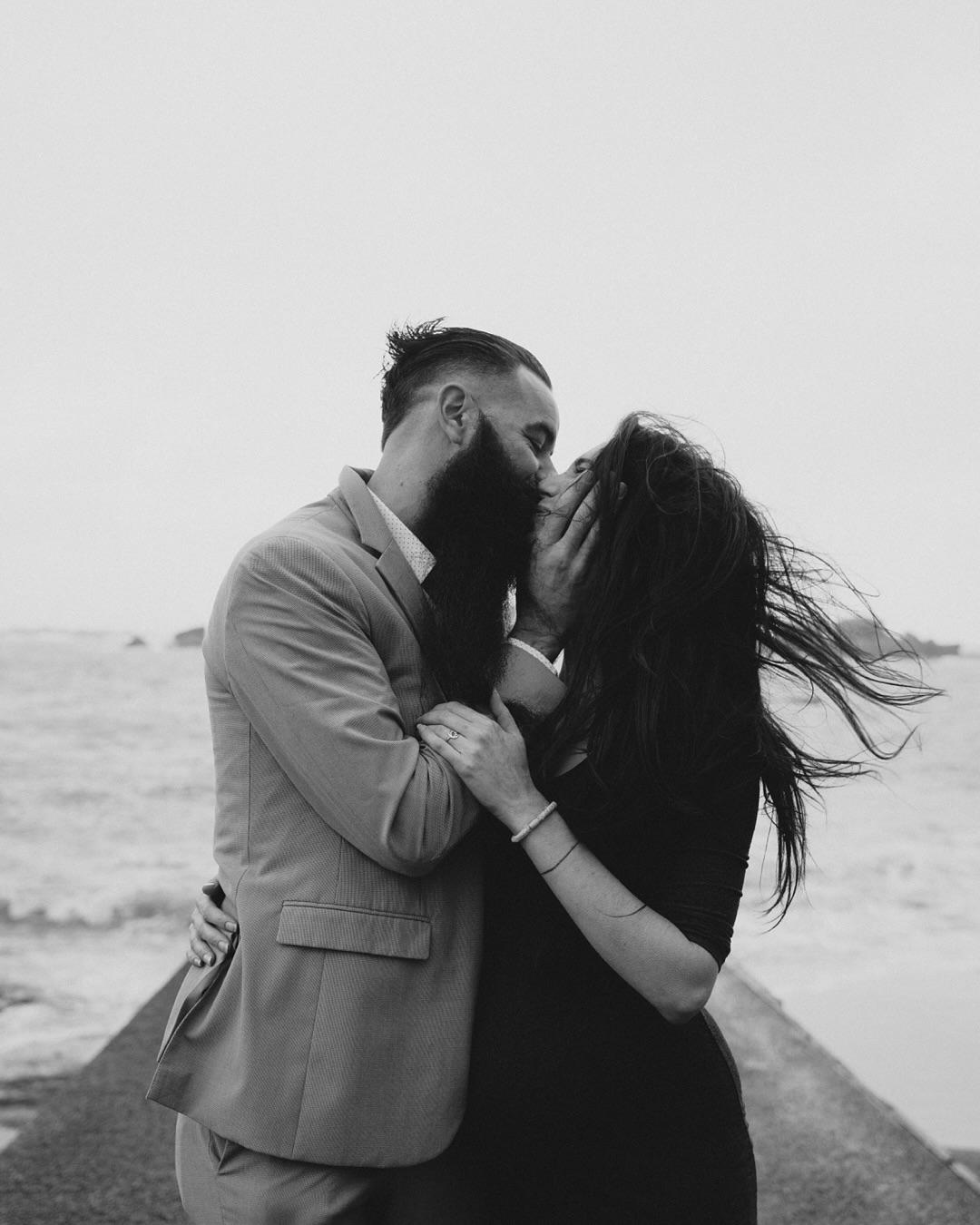 Il y a des instants qui semblent échapper au temps, où tout est à la fois fragile et puissant. L’hiver arrive doucement en Bretagne, j’aime cette saison pour son côté sauvage, l’embrun qui pique la peau, ce sentiment d’être seul au monde et de ne faire qu’un avec la nature. Les mailles chaudes, le chocolat fumant, les instants cocooning partagés avec ceux qu’on aime après une balade, des moments vrais qui réchauffent le cœur et restent gravés à jamais.
Je suis Stéphanie, photographe basée à Perros Guirec sur la Côte de Granit Rose en Bretagne. Spécialisée dans les mariages et les familles, je crée des images vivantes, poétiques et authentiques. Chaque séance devient une histoire à raconter, avec simplicité, naturel et sensibilité.
Infos & Réservations
www.steffanyphotographe.com
#motherhoodstories #wintersession #lifestyle #cotedegranitrose #perrosguirec #bretagne #seancecouplebretagne #photographebretagne #bretagnemylove