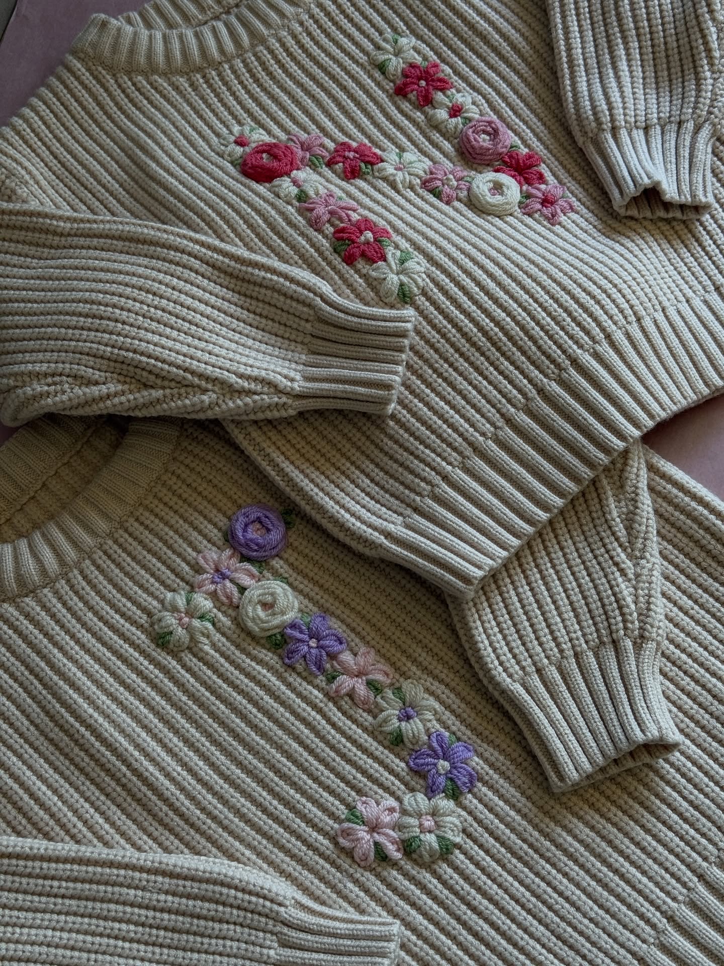 Vaše svetříky ✨
Ručně vyšívané detaily, které dělají každý kousek jedinečným.
Každý svetr vzniká s láskou – od prvního stehu až po poslední kytičku.
Můžete si vybrat vlastní barvy i iniciály, aby byl přesně pro vaši malou princeznu 🌼