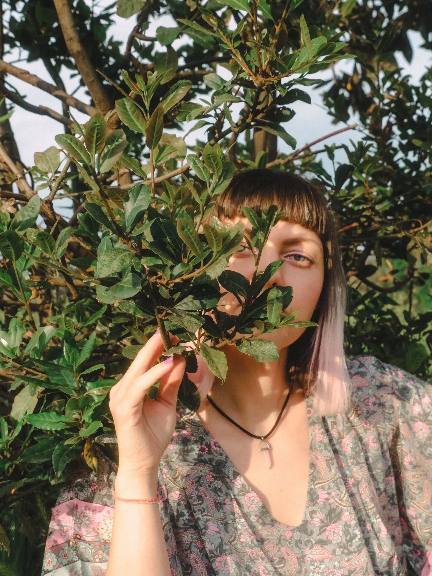 Ho rimandato per settimane questo post, ma @vedastudioroma ha da poco compiuto il suo primo mese... eee il primo mese! Me lo ripeto dentro ancora incredula 🥹
Questo posticino un anno fa era un cumulo di macerie e di idee sparse, incerte, traballanti... ed ora è proprio a forma di ciò che desideravo: un salottino su strada dove poter riprendere fiato e nutrire corpo e mente.
〔 foto sempre scattata dal talento di @serena.ciccotti 〕
Quando ho creato Veda Studio avevo in mente uno spazio intimo e protetto, a misura di umanità, proprio nel cuore di Roma, ma anche un luogo facilmente accessibile a chi ha solo tanta curiosità.
Cosa facciamo qui?
★ celebriamo lo yoga (e il corpo) in tutte le sue forme
★ facciamo spazio tra i pensieri della mente con la meditazione
★ immaginiamo grandi e piccoli progetti con il coaching integrato
★ studiamo miti, narrazioni, archetipi di varie culture per allargare i nostri orizzonti simbolici e intuitivi
★ condividiamo arti e saperi, per restare in aggiornamento col mondo intorno
Perché la nostra "salute psico-fisica" richiede tanti strumenti in grado di dialogare con ogni parte di noi, con ogni aspetto della vita, dal personale al collettivo.
Perché abbiamo bisogni differenti, quindi la approcciamo in tutti i modi possibili.
E perché nei tempi più duri, diventa centrale abitare luoghi in cui poter "coltivare" il proprio Sé e l'incontro con l'Altro: insieme, ci facciamo piccola comunità resistente!
Se ti interessa partecipare a qualche lezione o evento clicca sul link in bio e consulta il calendario per scoprire le novità, gli appuntamenti settimanali e i laboratori tematici.
Ti aspetto!
♥︎