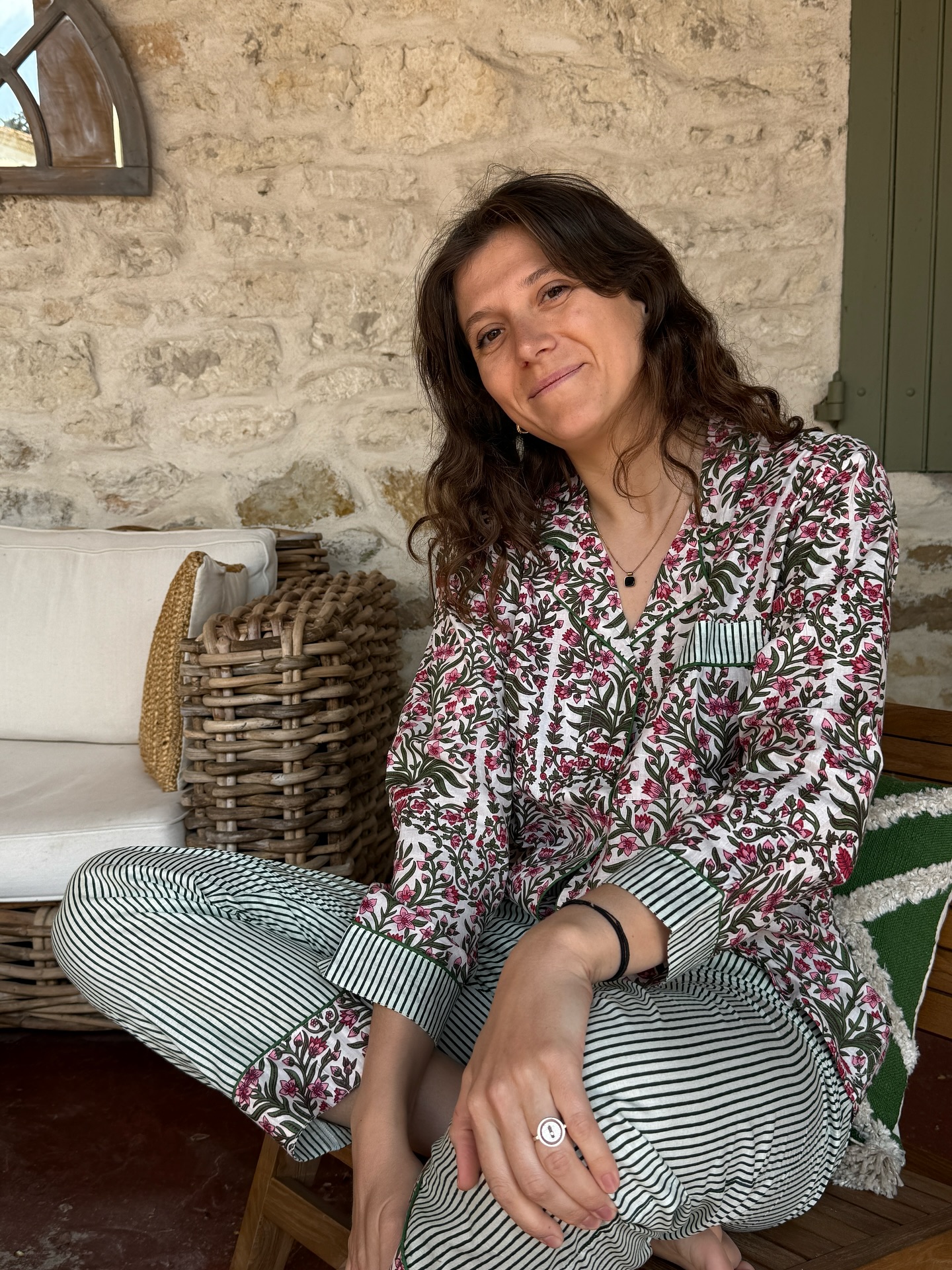 Un pyjama vert et rose comme une promenade au jardin 🌿
Le vert tendre évoque la nature,
le rose délicat ajoute la touche de douceur.
Un duo plein de fraîcheur pour rêver, se détendre et sourire à la vie 🌷