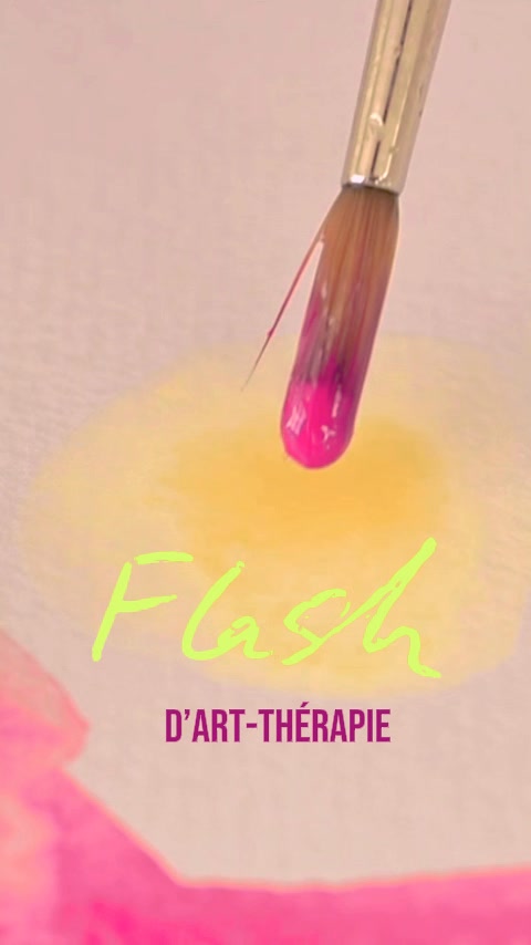 🎨 Minute Flash d’art-thérapie
Réécrire son récit
Une cliente évoquait un souvenir douloureux, qui continuait à la bloquer dans sa vie.
Plutôt que de peindre l’événement tel qu’il s’était produit, je lui ai proposé de représenter l’événement comme elle aurait aimé le vivre :
ce qu’elle aurait aimé ressentir, les couleurs et les gestes qui auraient pu l’apaiser.
Elle a commencé par de petites touches hésitantes, puis a trouvé des couleurs plus chaleureuses et des formes protectrices.
En regardant sa création, elle a dit :
« C’est comme si je pouvais enfin m’offrir la douceur qui m’a manqué… »
Je lui ai répondu :
« Ce que tu as créé n’est pas ce qui s’est passé, mais ce que tu peux transformer maintenant.
Ce geste est ton pouvoir de réécrire le souvenir, de te le réapproprier et de te protéger. »
Conclusion :
Chaque fois qu’on se remémore un souvenir, on a une occasion de le transformer.
En art-thérapie, surtout quand on travaille avec des expériences douloureuses, on ne cherche pas bien entendu à refaire revivre le trauma tel qu’il s’est passé.
On propose plutôt de le représenter symboliquement, ou comme on aurait aimé le vivre.
C’est une approche soutenue par les travaux de neuroscientifiques comme Joseph LeDoux ou @Alain Brunet, qui montrent que la mémoire est malléable et peut être réactivée sans revivre le traumatisme.
Peindre un souvenir comme on aurait aimé le vivre permet d’ouvrir un espace pour réécrire ses émotions, se réconcilier avec soi-même et créer de nouvelles connexions intérieures.