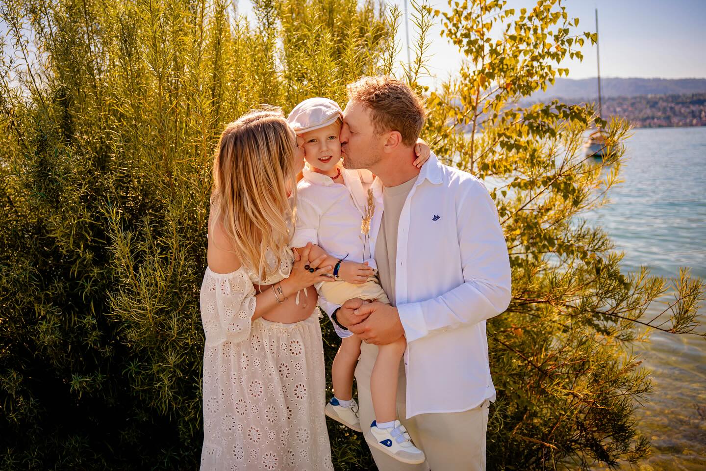 Just a dreamy afternoon by the lake…soft light, quiet waves, and so much love in the air. I photographed this beautiful family for their first maternity and newborn session, so it was such a joy and honor to capture these moments again as they get ready to welcome baby number two! 🤍🤍🤍.
.
.
.
.
. #maternityphotography #motherhood #zurich_switzerland❤️ #newlife #pregnant #pregnancy #schwanger #schwangerschaft #mutter #baby #babybellyshooting #babybauch #momlife #outdoor #momtogs_mamas #momtobe #swissmom #boho #magnolia #babymom #schwangerschaftsshooting #baby2026 #secondtrimester #cute_pregnancy #maternityfashion #maternityshoot #babybauchfotos