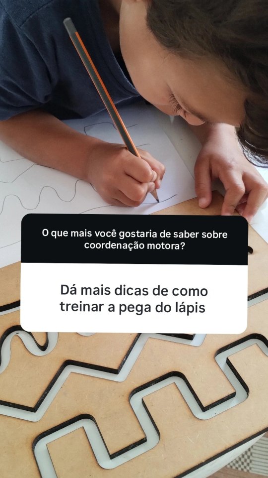 Muitas coisas acontecem antes da criança conseguir segurar o lápis!