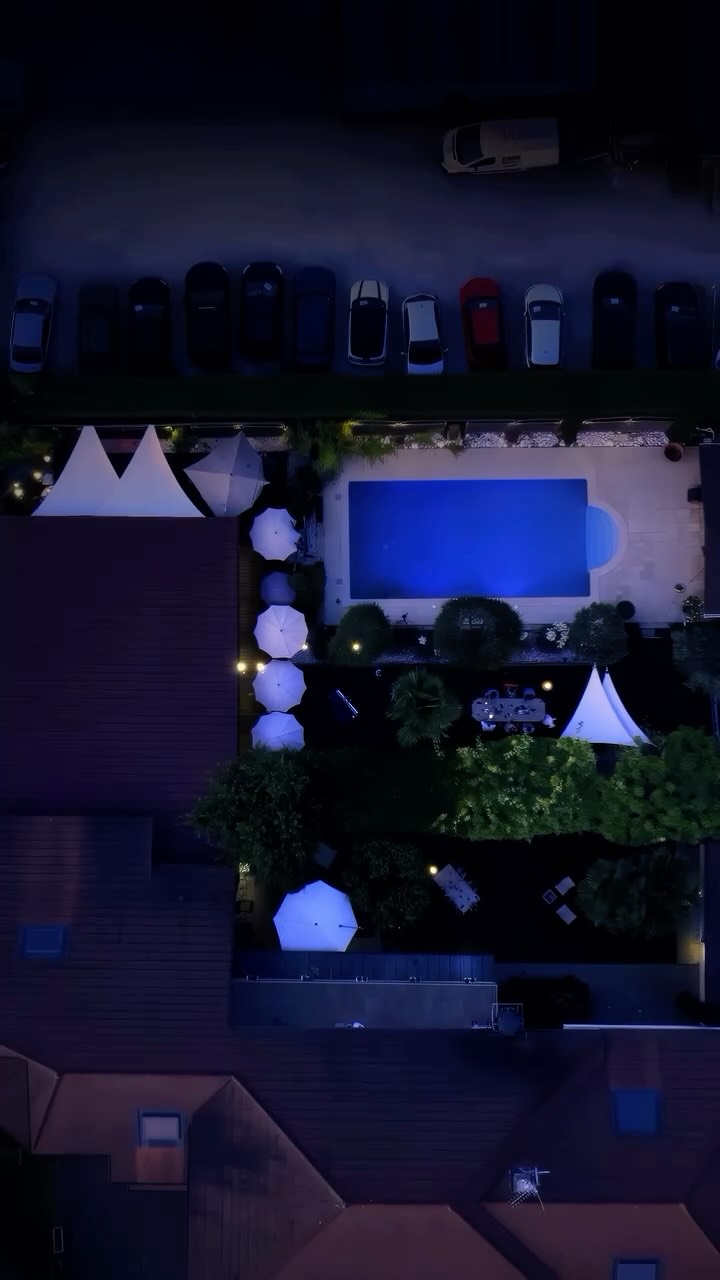 Le Christina, c’est un lieu qui traverse le temps sans jamais perdre de sa chaleur. On y vient pour la cuisine, on y revient pour la confiance et l’accueil.
Juste à côté, l’Animal Lodge Bar prolonge l’expérience — cocktails exotiques, ambiance sauvage, et toujours cette même envie de vous faire plaisir. @animallodgebar
Merci pour votre fidélité. Depuis 30 ans, vous écrivez cette histoire avec nous… et elle continue. ❤️