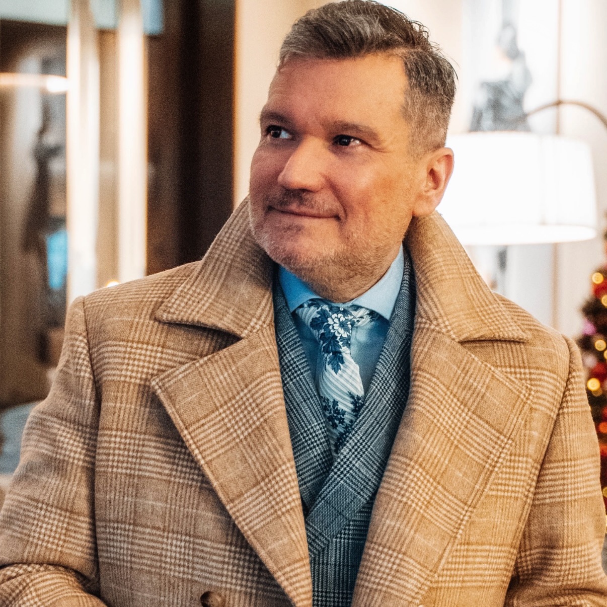 Annyi öröm van az életben, a stílusos öltözködés az egyik.
There are many joys in life, and dressing stylishly is one of them.
Outfit: @hockerty_official
Nyakkendő: @bows_n_ties
#tiborstiluslapja #stílustipp #stílus #stílustanácsadó #stílustanácsadás #TSL #ugoditibor #mfw #pfw #look #lookbook #ootd #styles #menswear #suits #suitswag #like4like