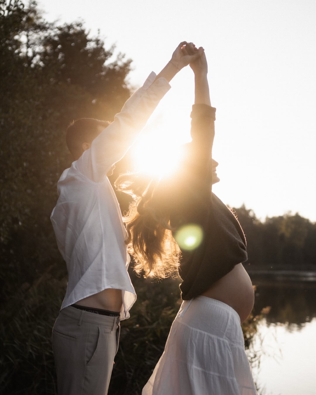 Manchmal fügt sich einfach alles perfekt✨
Mehrmals hat uns das Wetter einen Strich durch die Rechnung gemacht – und dann passte plötzlich alles: das Licht, der Ort, die Stimmung.
Melanie & Sandro, ihr strahlt so viel Liebe und Glück aus – und ich bin so happy, durfte ich diese Vorfreude und den wunderschönen Kugelbauch für immer festhalten. 🤍
•
•
•
•
#schwangerschaftsshooting
#maternitysession #pregnancyphotography #pregnantbelly #thebeautyofpregnancy #babybauchbilder #schwangerschaftsshootingschweiz #babybauchshooting #schwangerschaftsbilder #maternityphotography #fotografinaaragau #familienfotografin #swissphotographer #fotografinaarau #schwangerschaftsfotografie #schwangerschaftsfotografin #schwangerschaftsfotos