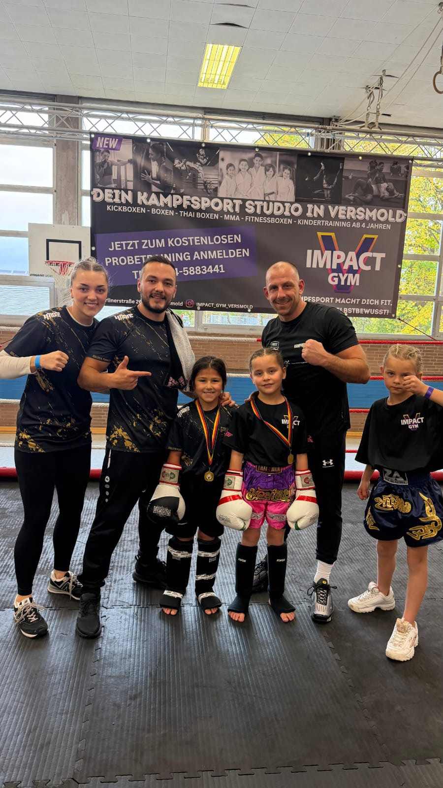 Gestern waren wir mit unseren Kindern und Jugendlichen bei der 3. Kids Fight Night in Versmold – und was für ein Erlebnis das war! 💥
Unsere jungen Athleten, teils gerade einmal 8 Jahre alt, standen mutig auf einer großen Bühne, zeigten vollen Einsatz und bewiesen, was sie im Kampfsport bereits gelernt haben:
➡️ Disziplin und Respekt
➡️ Körperbeherrschung und Technik
➡️ Mut, Fairness und Teamgeist
Beim K-1 Kickboxen geht es nicht nur ums Kämpfen – es geht darum, Charakter zu formen, Selbstvertrauen aufzubauen und Grenzen zu überwinden. 💪
Ein riesiges Dankeschön an die Veranstalter für die super Organisation und den reibungslosen Ablauf. 👏
Wir sind stolz auf jeden einzelnen unserer Nachwuchs-Fighter! ❤️🔥
#KidsFightNight #Kickboxen #K1 #Nachwuchsathleten #Versmold #Kampfsport #Disziplin #Respekt #TeamSpirit #ProudCoach #hornbadmeinberg